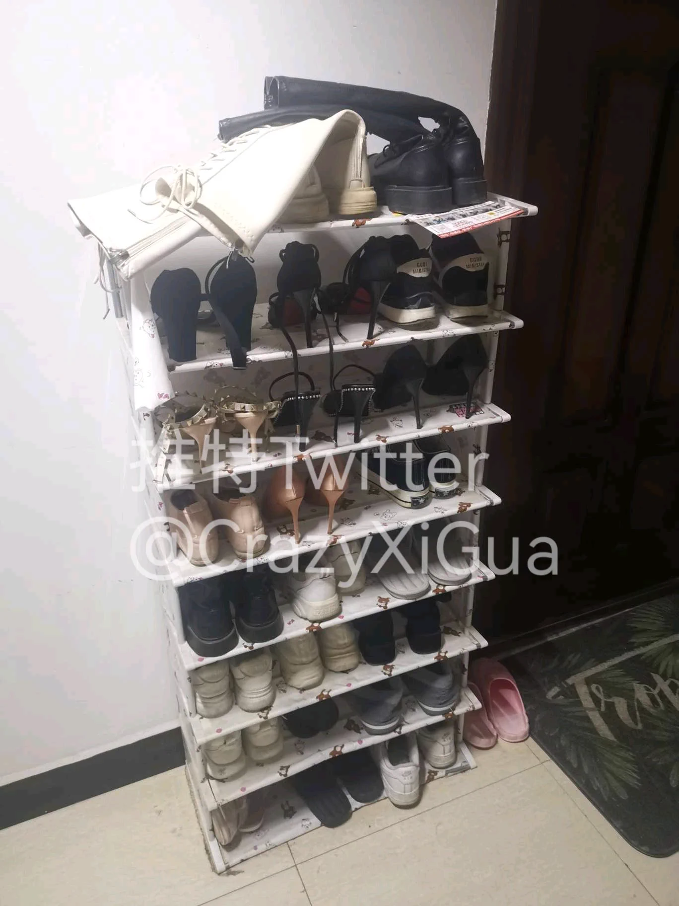 两个夜店风的鞋架，只不过大部分鞋都落满了灰，闻了一下走了！#玩鞋 https://t.co/fDrrTZ8BII