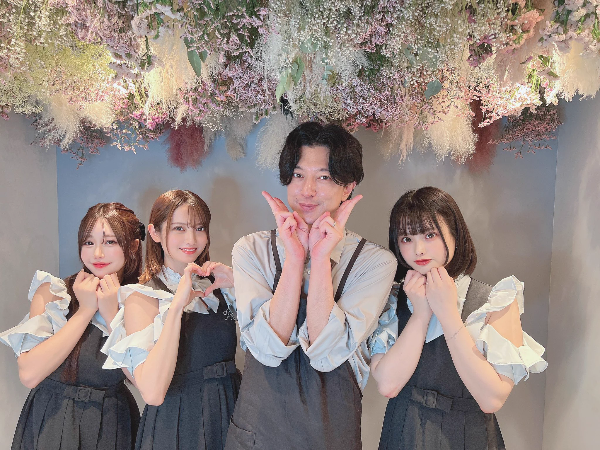 めちゃくちゃ清楚で可愛いコンカフェ(@IDOLY_cafe )のレセプションに行ってきました❤️岸田メル先生と古関れんさんのセンスが良すぎて本当に儚いエモ空間で良すぎた🥹✨なしこたそとも久しぶりに会えてはっぴー！✌️💕 https://t.co/yJ2F2kXdgZ