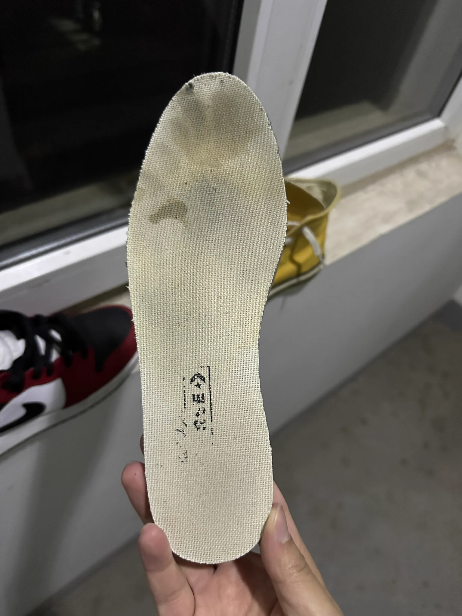 好久不见。 扫到一户大学生 看鞋垫 是穿了很久的 s了一点点在鞋垫上 下次再去 https://t.co/OINnd5aEI6
