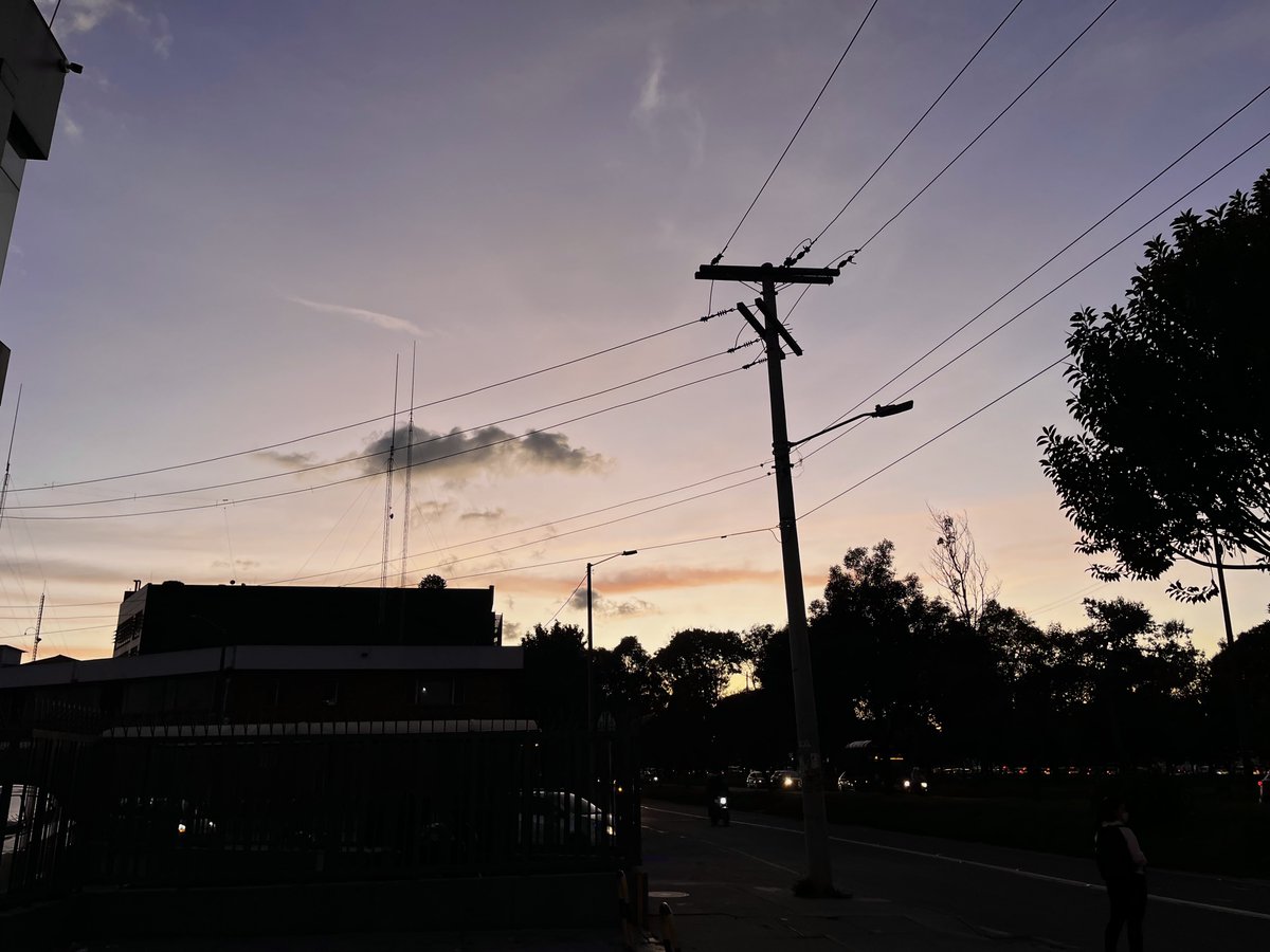 昨天下午打车回酒店司机是个美女，一整天的郁闷都被治愈了，我平时上车从来不会和司机聊天的（因为不会西班牙语），但是今天她说西语我说英语，我们还聊得蛮开心的，手语等级又提升了一个level https://t.co/04jCYHQGYQ