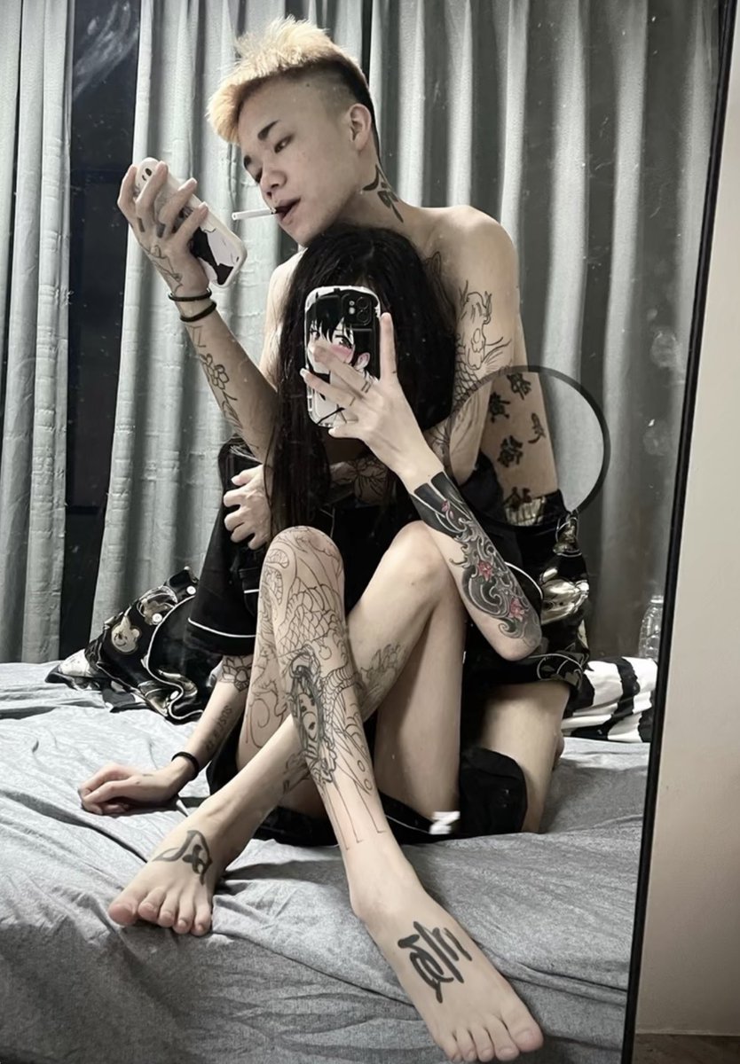 看着精神亲妈被男朋友抱在怀里无脑上贡，硬着鸡吧盯着脚趾不敢抬头。看一眼别的地方就要被拿她和男朋友拿脚踹死了。

#精神小妹 #早泄 #atm奴 #女性崇拜 #无脑上供 #自毁 #绿帽 #脚奴 #足控 #素人开发 #冤种 #贱狗 #辱骂 #盯射 #舔狗 #反差 #榨精 #洗脑 #奴下奴 #白给 https://t.co/JTbYZDs4aH