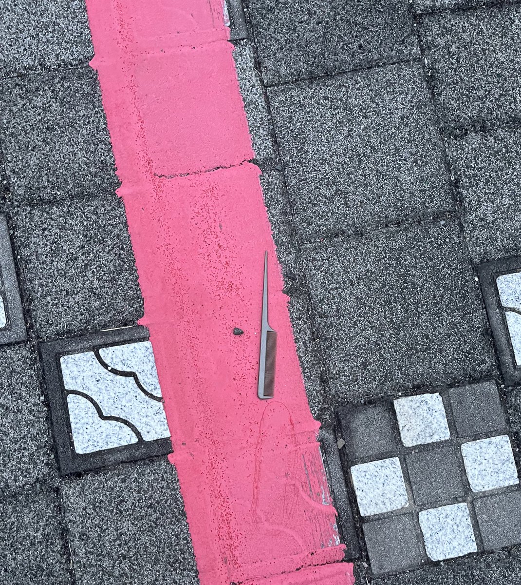 欸你要不要梳頭髮 https://t.co/jAQiDgxLfY