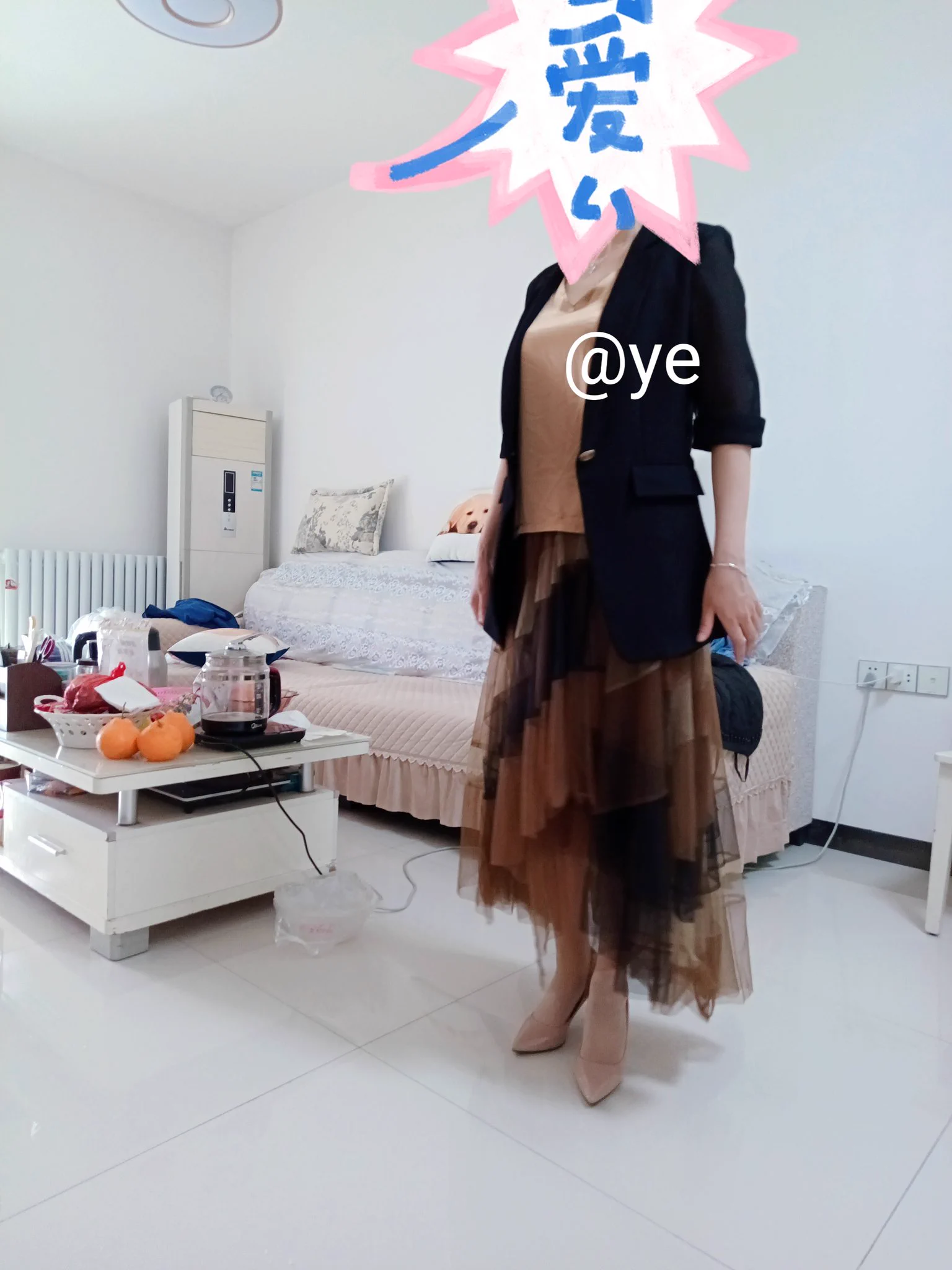 老妈给我最大的反差除了她母亲的身份以外，就在于每次出门前让她穿性感点，她都嫌这样不够端庄，然而只要回到两个人独处，她就会卸下端庄的外表，穿上情趣内衣把她性感风骚的一面展现出来，甚至跪在地上，手里握着我的肉棒对着我媚笑 https://t.co/0yVqjOXsfX