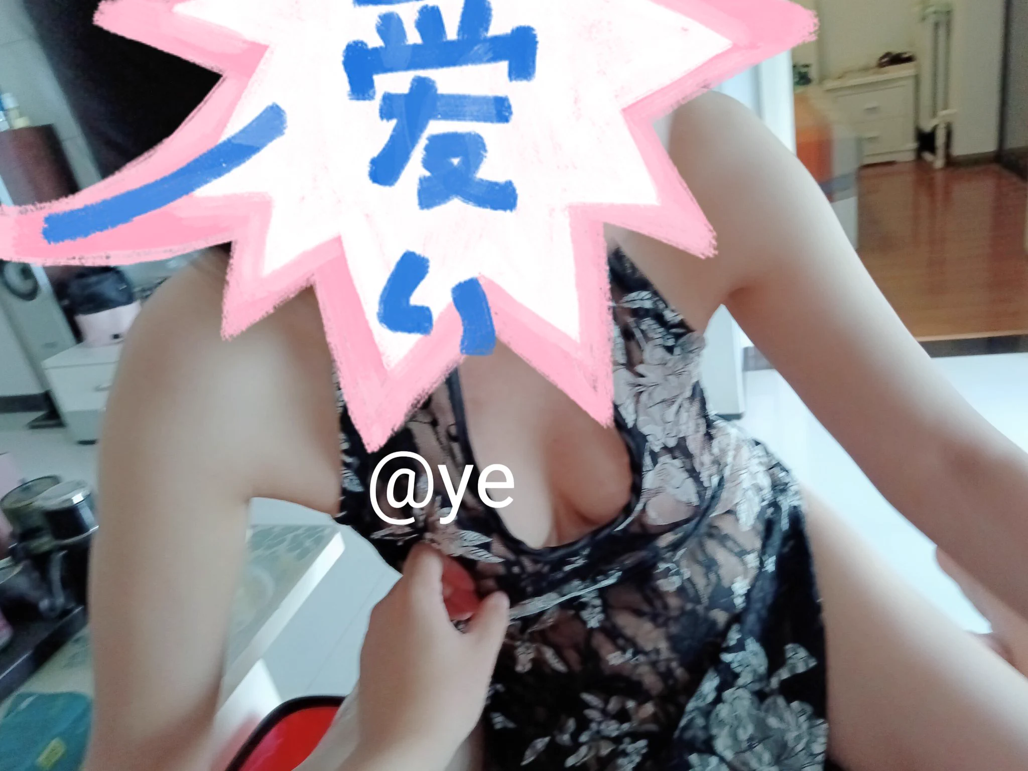 老妈给我最大的反差除了她母亲的身份以外，就在于每次出门前让她穿性感点，她都嫌这样不够端庄，然而只要回到两个人独处，她就会卸下端庄的外表，穿上情趣内衣把她性感风骚的一面展现出来，甚至跪在地上，手里握着我的肉棒对着我媚笑 https://t.co/0yVqjOXsfX