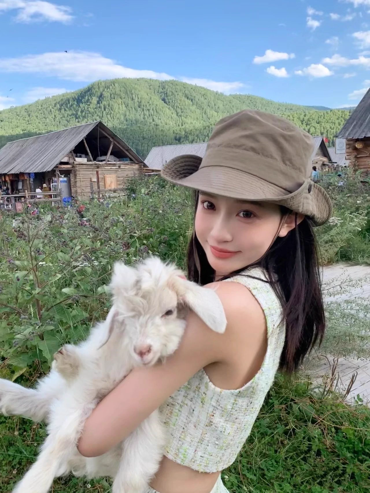 A comfortable time in Hemu Old Village, Xinjiang📸在新疆禾木老村的安逸时光✌ https://t.co/hdjPQenUPu