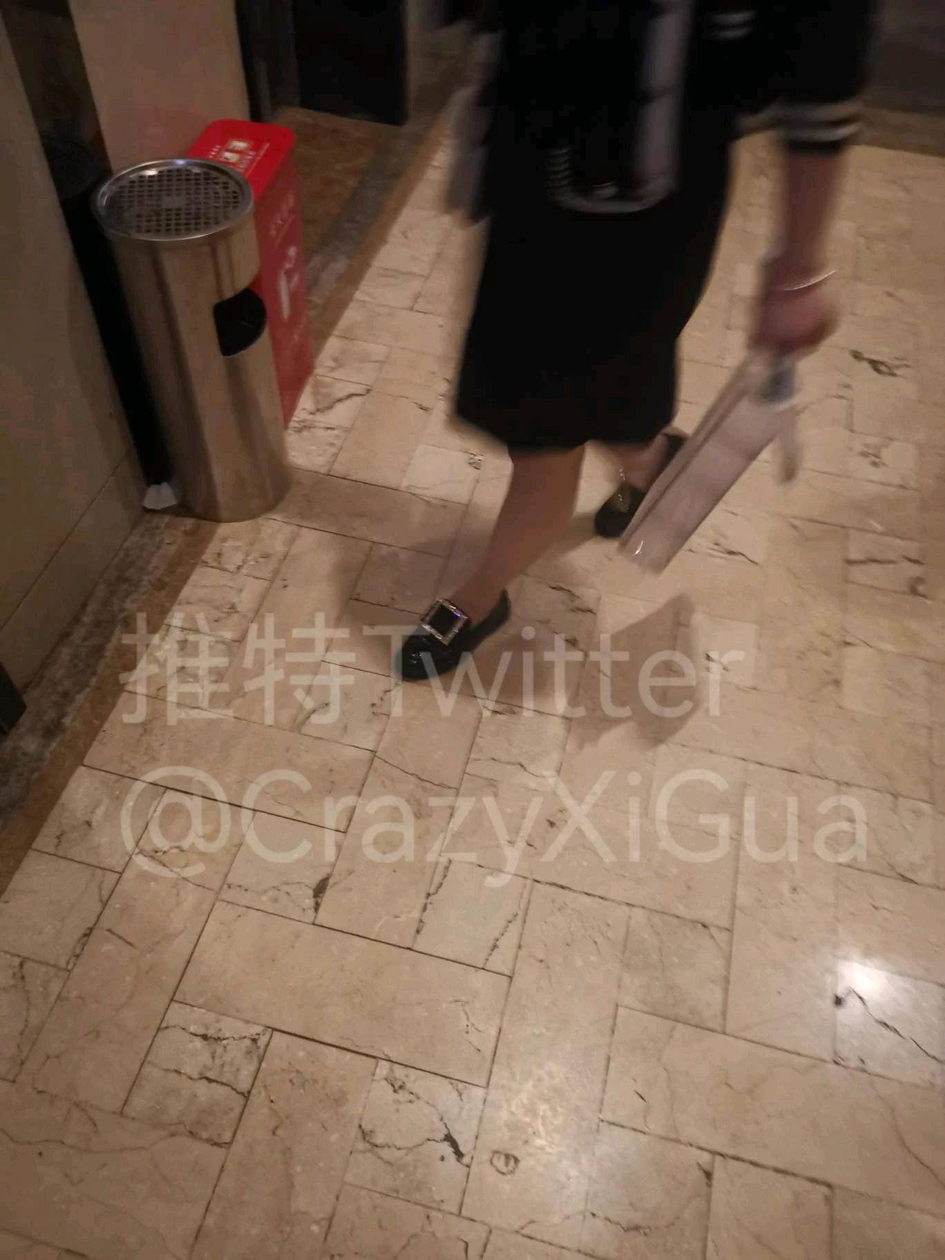 美少妇的平底鞋加肉丝，运气好前脚刚进门后脚就跟上把玩，皮革的气味混合着丝袜和轻微的脚臭，味道必须正点！#玩鞋#跟扫 https://t.co/yIx1MgRGOP