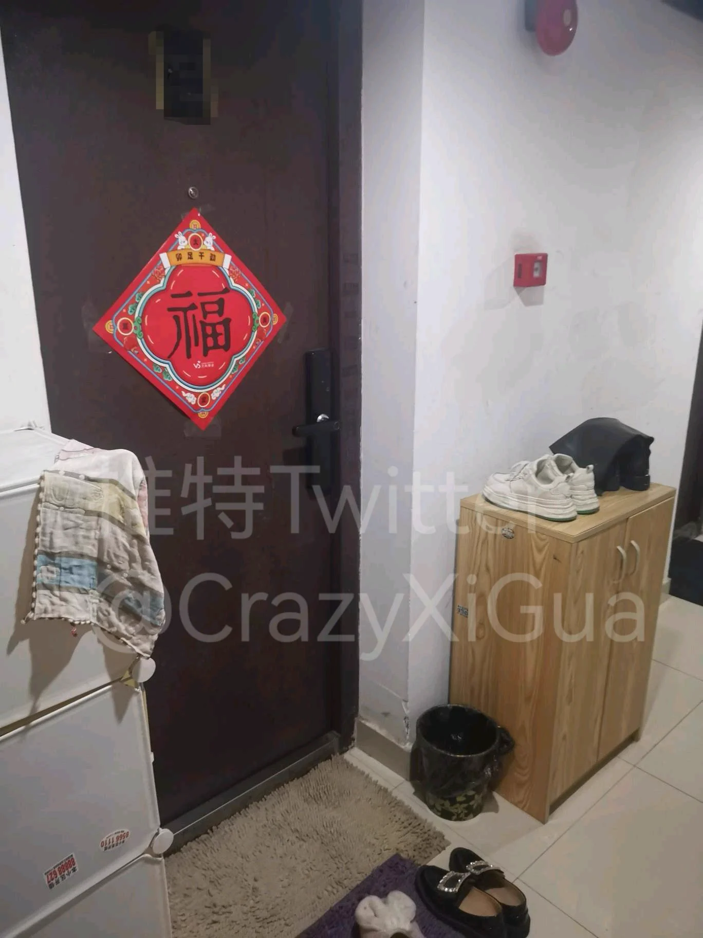 美少妇的平底鞋加肉丝，运气好前脚刚进门后脚就跟上把玩，皮革的气味混合着丝袜和轻微的脚臭，味道必须正点！#玩鞋#跟扫 https://t.co/yIx1MgRGOP