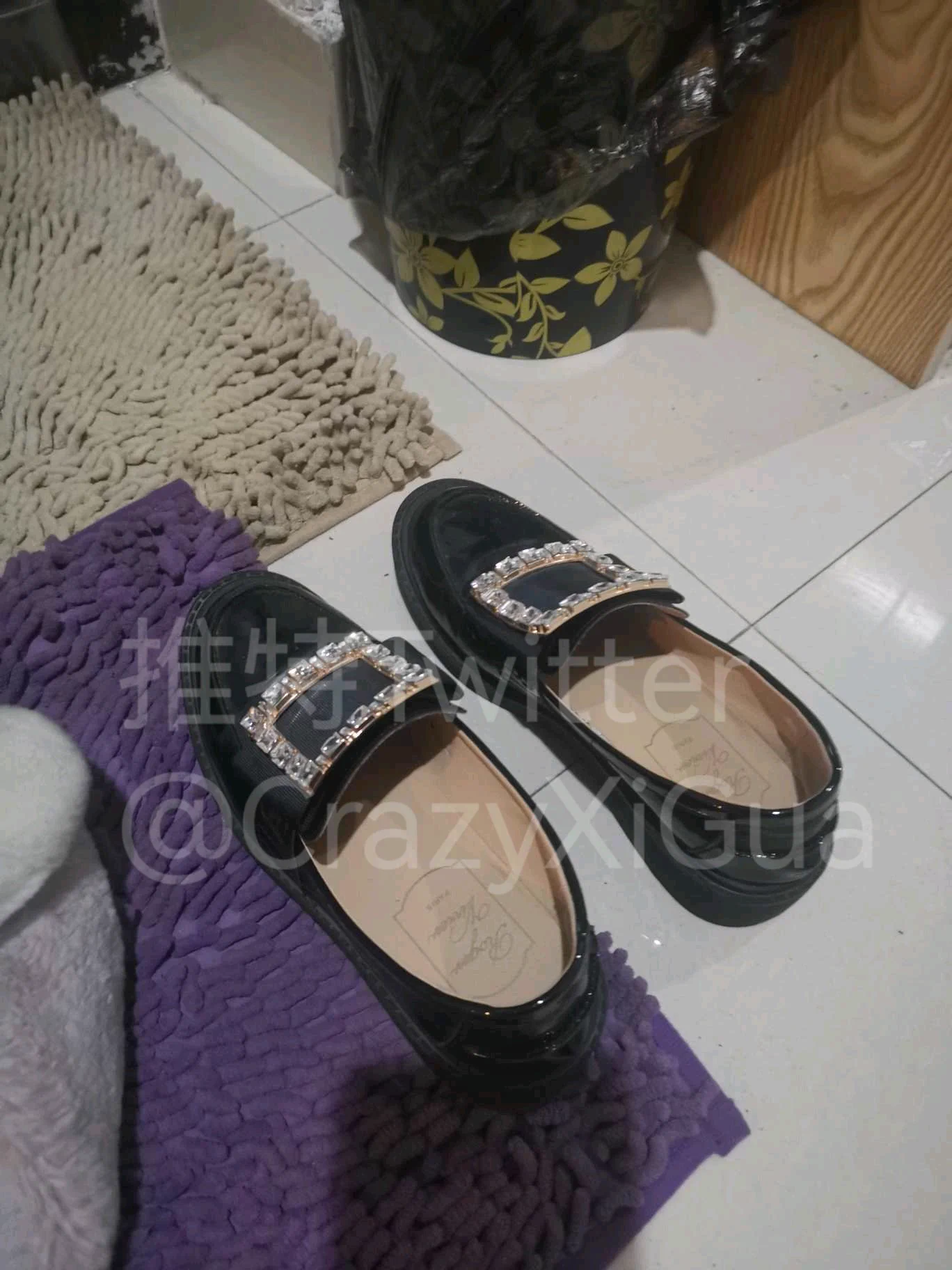 美少妇的平底鞋加肉丝，运气好前脚刚进门后脚就跟上把玩，皮革的气味混合着丝袜和轻微的脚臭，味道必须正点！#玩鞋#跟扫 https://t.co/yIx1MgRGOP