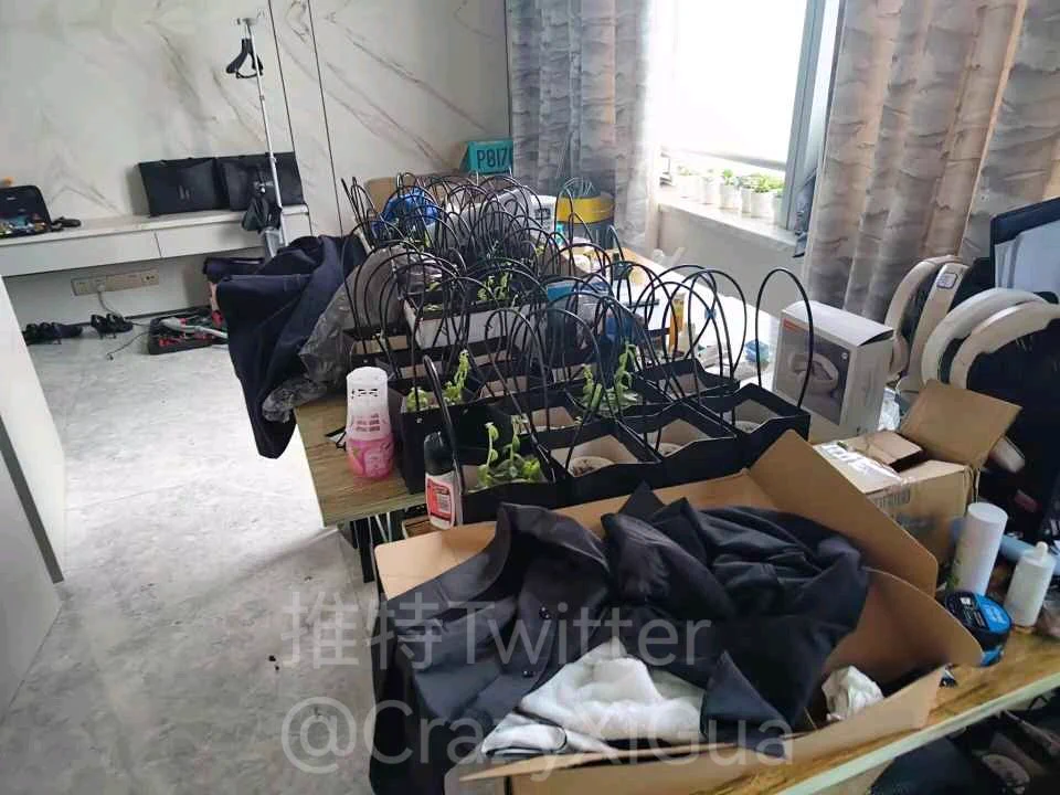 继续更衣室细节图，各种凌乱的高跟和黑丝，都是最原始的劳动的味道！#玩丝 #更衣室 https://t.co/WYz8C6xEiv