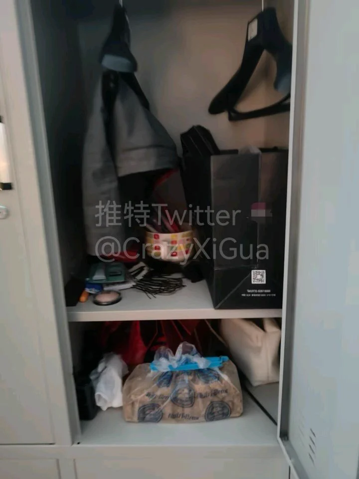 继续更衣室细节图，各种凌乱的高跟和黑丝，都是最原始的劳动的味道！#玩丝 #更衣室 https://t.co/WYz8C6xEiv
