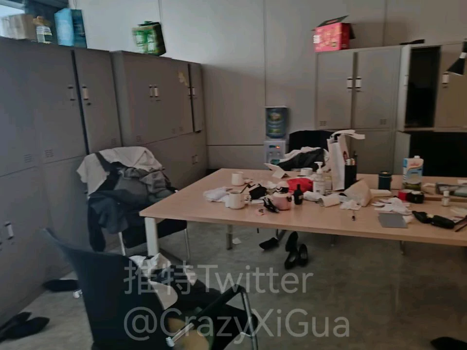 继续更衣室细节图，各种凌乱的高跟和黑丝，都是最原始的劳动的味道！#玩丝 #更衣室 https://t.co/WYz8C6xEiv