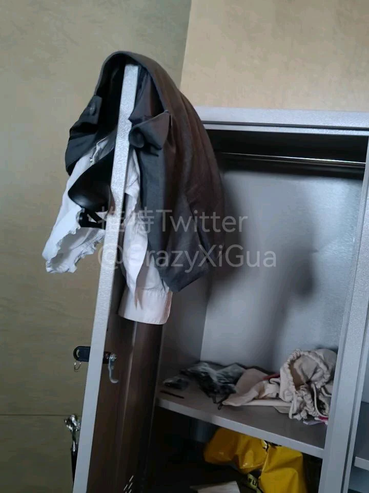 继续发更衣室更多细节图，因为妹子们都下班了，只能偷偷拍了一楼前台妹子的照片！收货数条原味黑丝，稍后上图，有想要的可以私信我获取方式！ https://t.co/hrgHwwmqEN