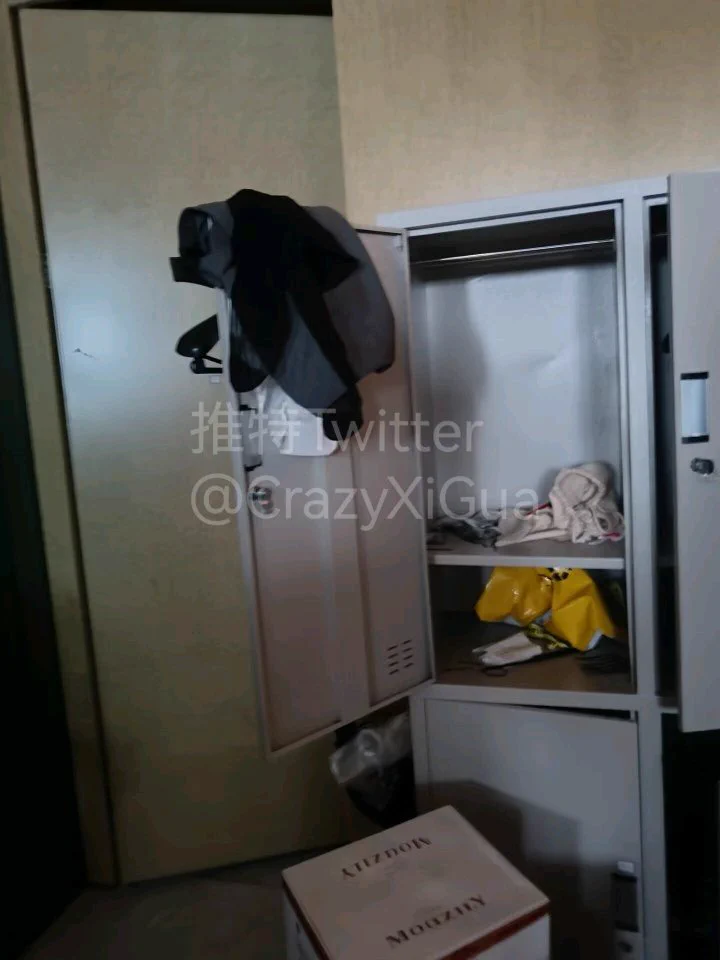 继续发更衣室更多细节图，因为妹子们都下班了，只能偷偷拍了一楼前台妹子的照片！收货数条原味黑丝，稍后上图，有想要的可以私信我获取方式！ https://t.co/hrgHwwmqEN