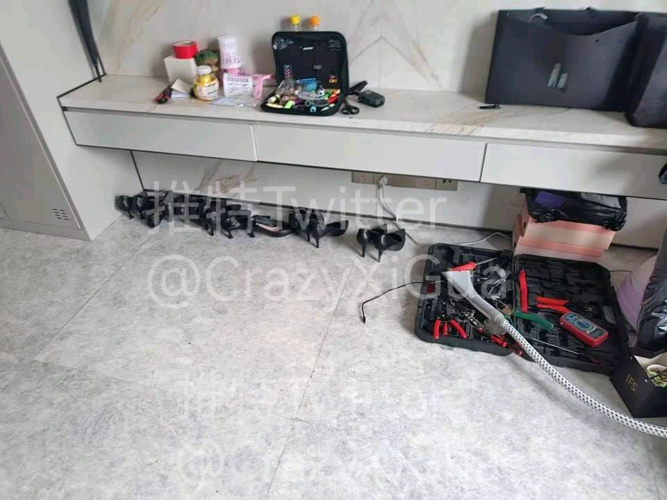 继续发更衣室更多细节图，因为妹子们都下班了，只能偷偷拍了一楼前台妹子的照片！收货数条原味黑丝，稍后上图，有想要的可以私信我获取方式！ https://t.co/hrgHwwmqEN
