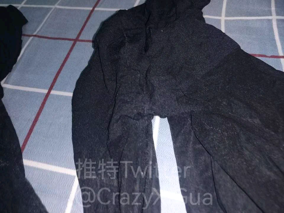 原味黑丝细节图，费用不高，有需要的请私信获取方式！先到先得！#原味 #原味丝袜 #黑丝 #更衣室 https://t.co/Kj15AVcTUe