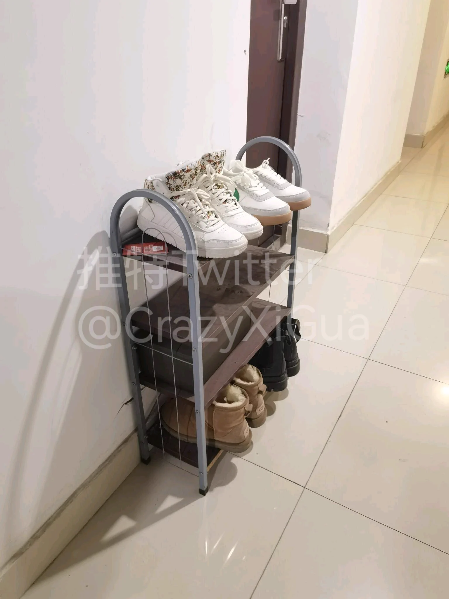 蹲后续的兄弟，让大家失望了，鞋并没有放外面，只在门口发现了一个鞋架，上面有四双鞋。当时精神不好，改天再来爆射！ https://t.co/93D0WYZqIY