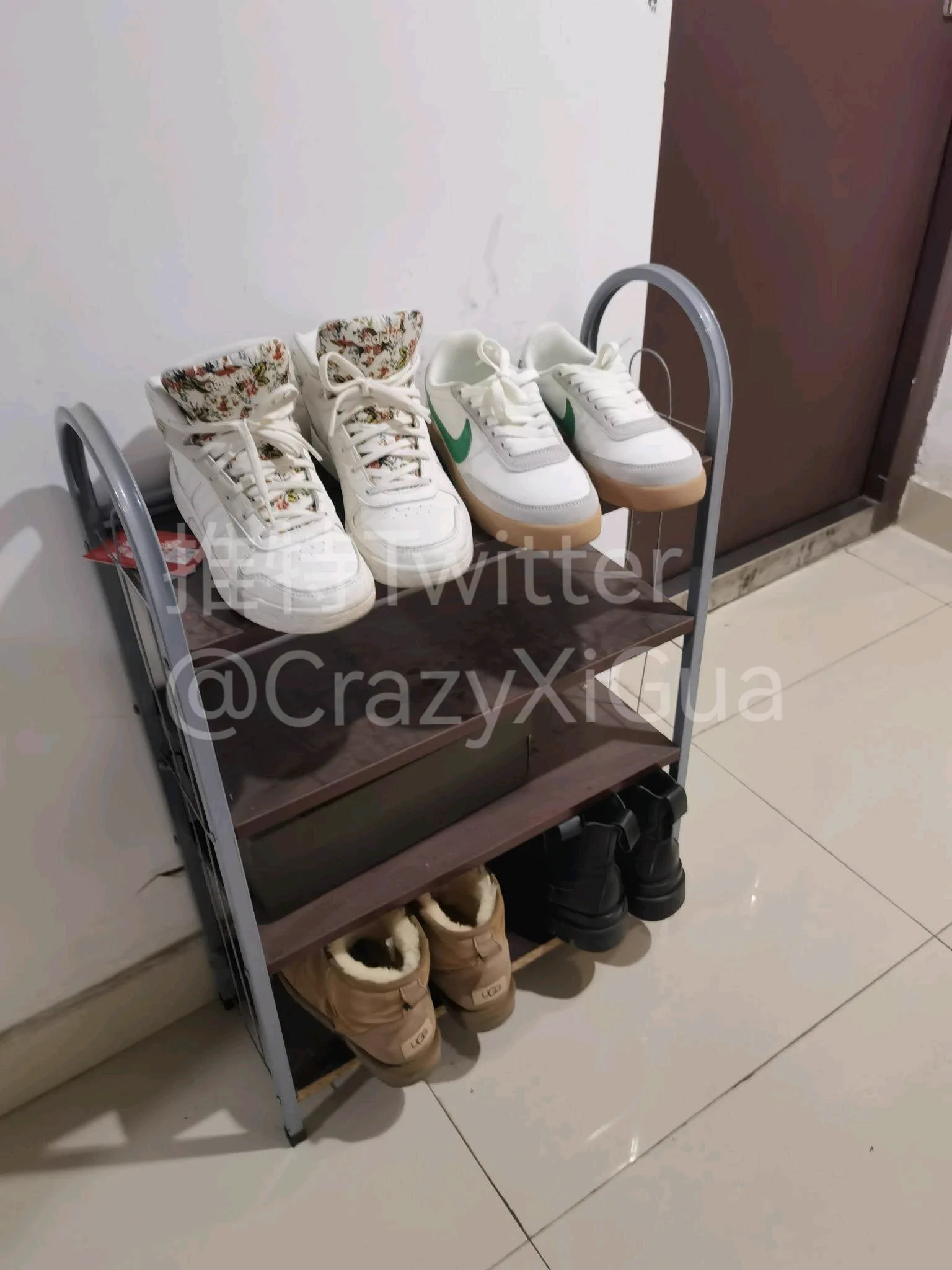 蹲后续的兄弟，让大家失望了，鞋并没有放外面，只在门口发现了一个鞋架，上面有四双鞋。当时精神不好，改天再来爆射！ https://t.co/93D0WYZqIY