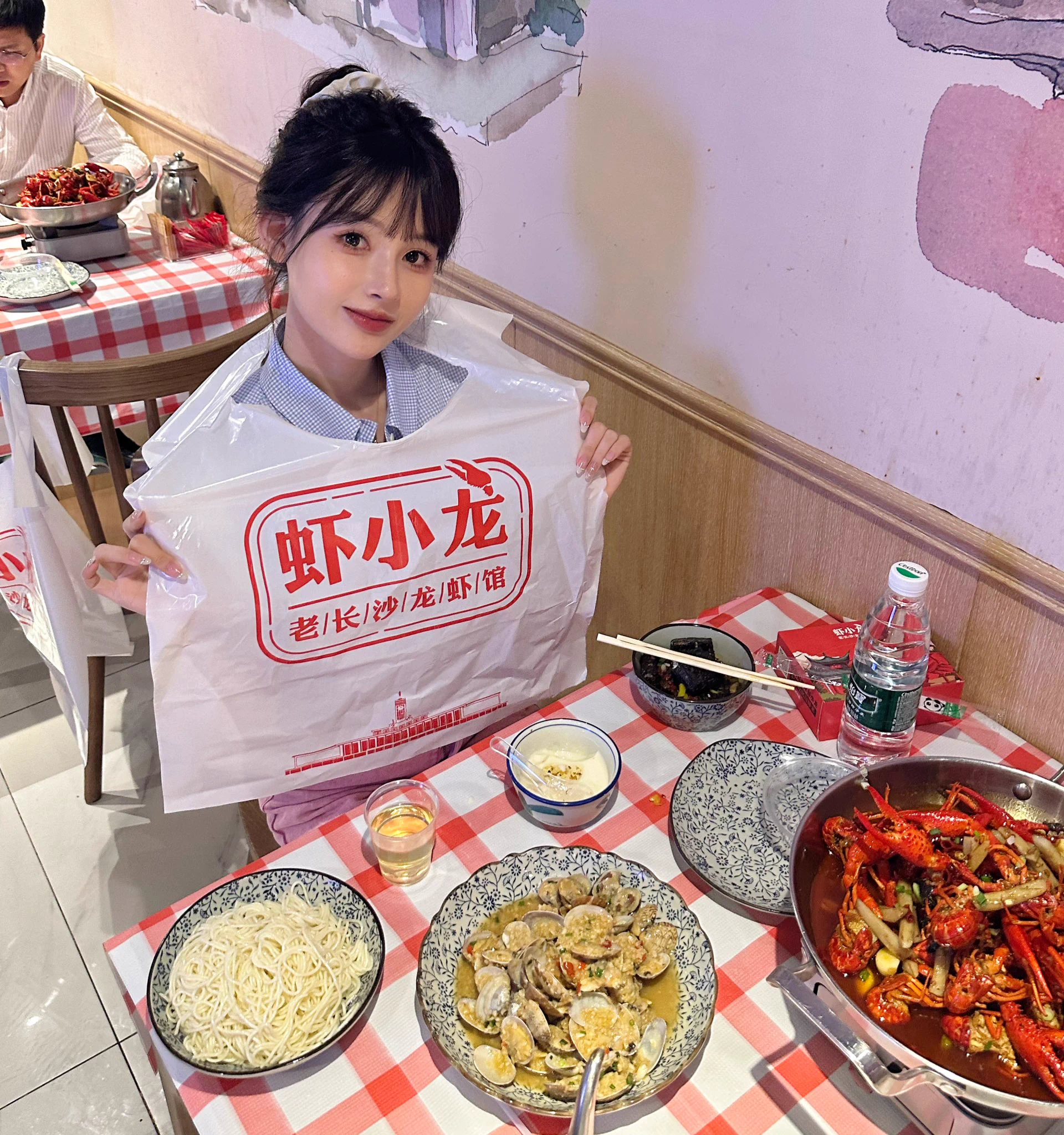 吃到不想回杭州🥲 我太爱🦞了 上辈子是我一定是小龙虾吧❕❕快告诉我 长沙还有什么好吃的 https://t.co/MIBfu555tY