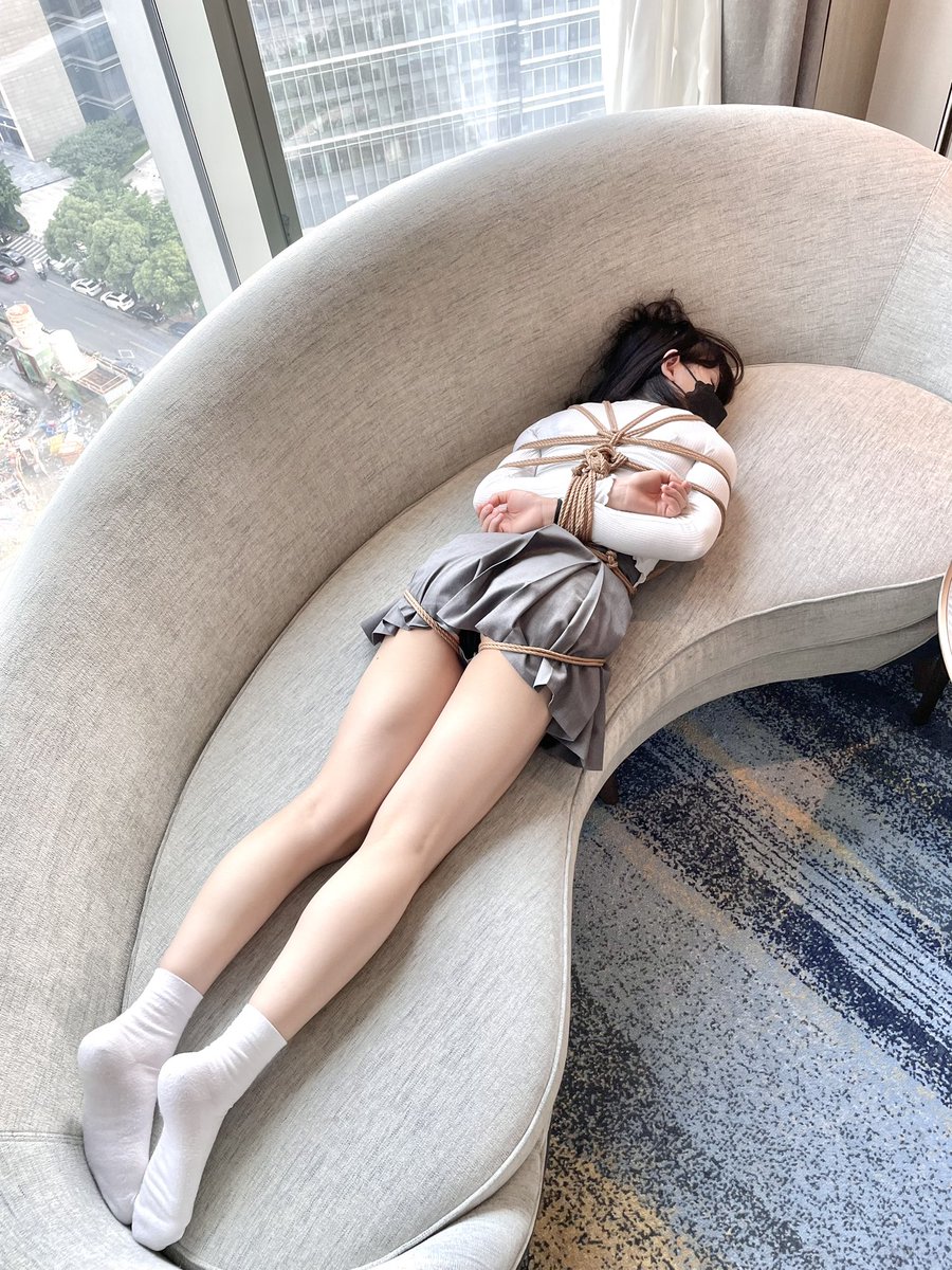 不要再叫我老师了（！！！我不配）需要我绑人的话，第一选择专业的。我从来没说我是专业的，咱最多知道一点，给个建议啥的 
置顶是因为之前有人一直问“新手可不可以约绳”这类问题，所以我才说“完全不会但是很有兴趣的，在约绳过程我教你一点…”
#捆绑 https://t.co/MgKlGfh1zP