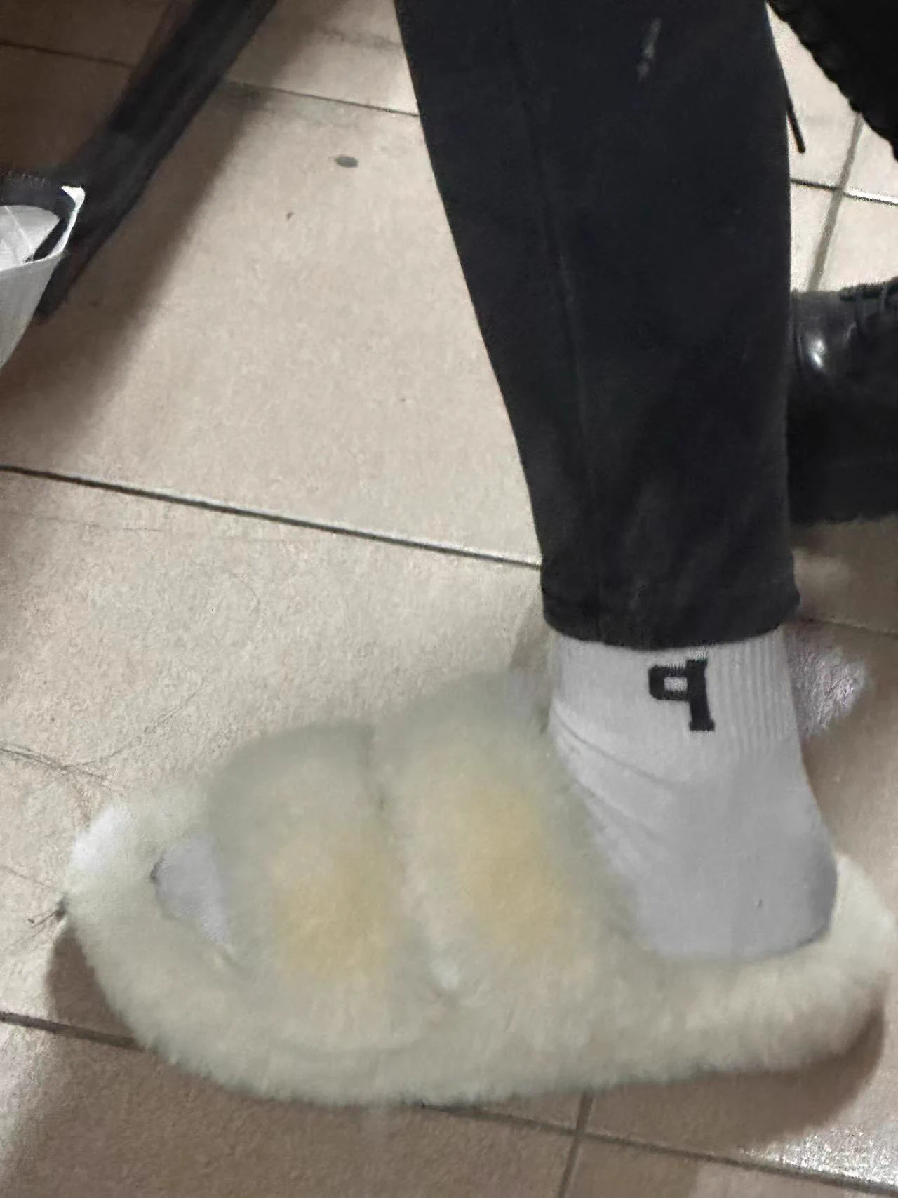 【寝室系列】细脚踝勾勒出的小脚轮廓，绝对是一个青春女孩最美好的标志。为什么对丝袜感觉不好，就是因为像一个妓女或老妇人。上学的女孩是不可能穿丝袜的。即使穿了也让人作呕。（仅指黑丝肉丝）在心里那是当年年少时对女生的标准之一。时至今日，装嫩白袜运动风又回归，真是身为同好的春天😏😏 https://t.co/PgmDXvJDaa