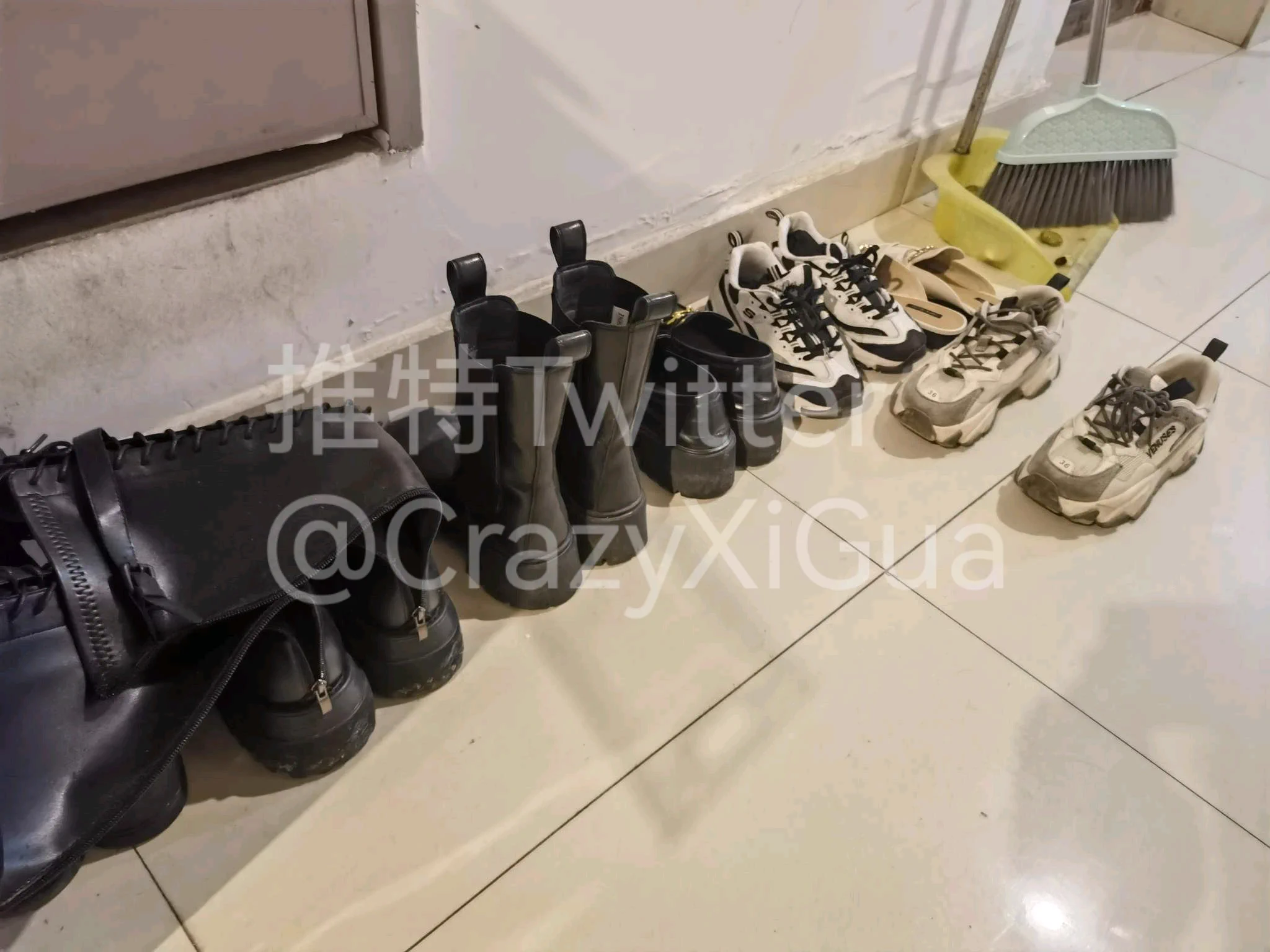 门口的鞋子一看就是个漂亮的小姐姐，虽然鞋子里的袜子很香，但是还是想挑选一双长靴来发泄！#扫楼 #玩鞋 #原味 https://t.co/UFg96Mx18C