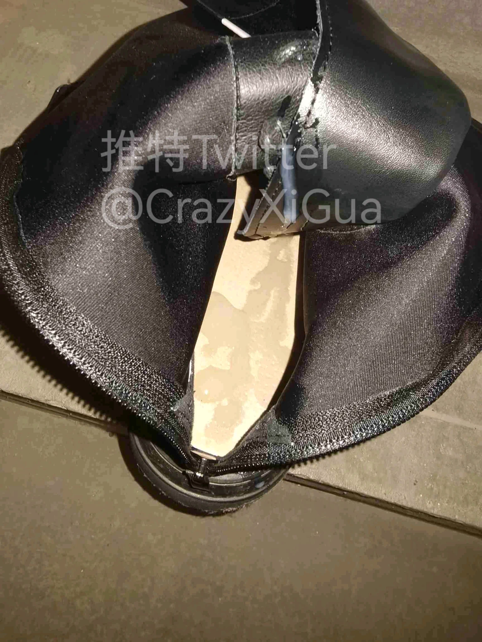 选了小姐姐一双带鞋带的长靴，果断拿到楼梯间爆射！射完不清理直接放回去，短时间内她应该也不会穿吧！#玩鞋 #扫楼 #扫楼打胶 #射鞋 #原味 #长靴 https://t.co/YsdKVaiTNY