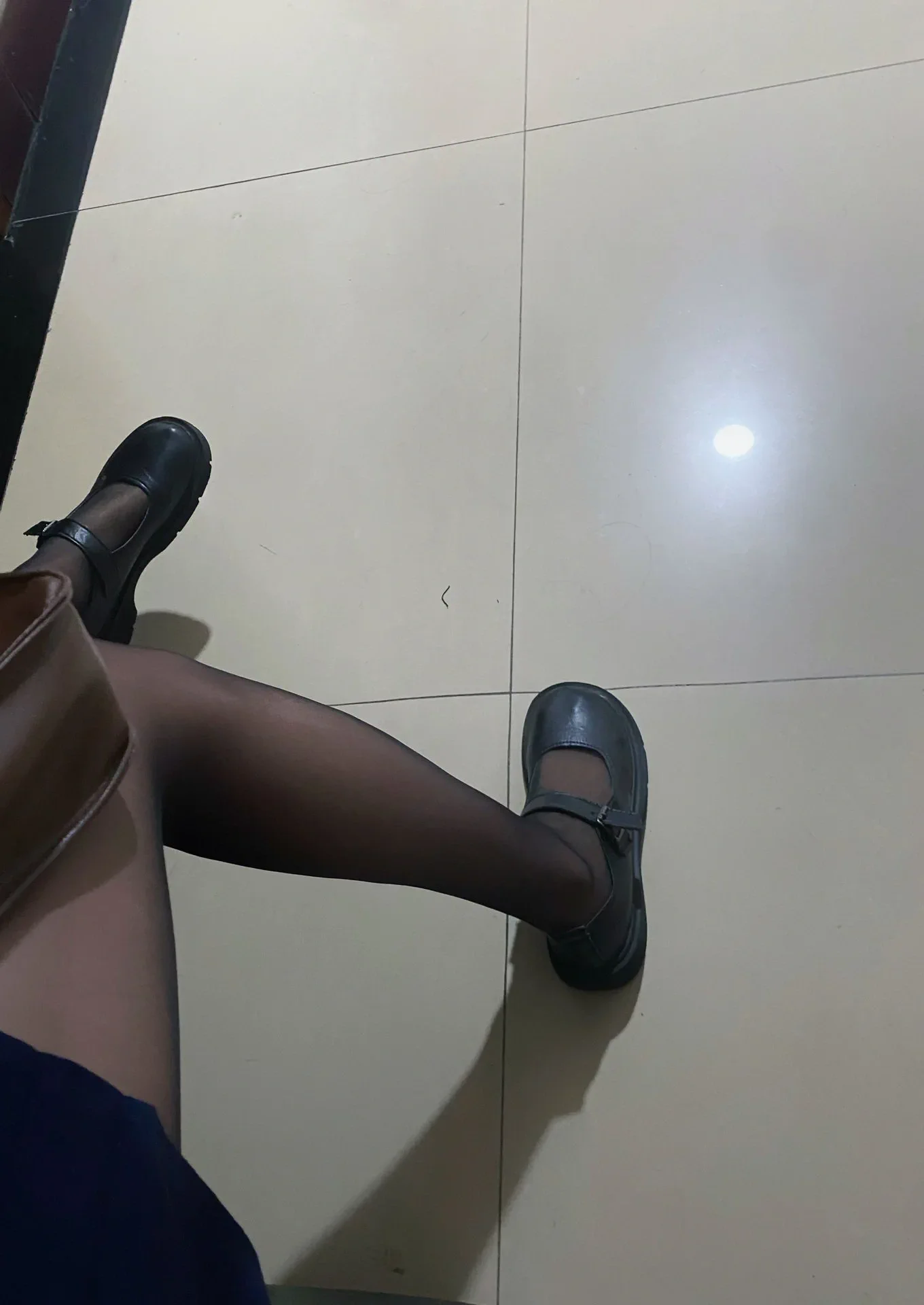 不好意思，刚刚发的照片有点不雅。我在走廊，来个人干我 https://t.co/pHCeQa5dOz