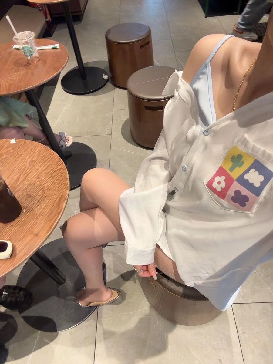 猜猜我今天穿丝了没 https://t.co/6vXIWCSnh3