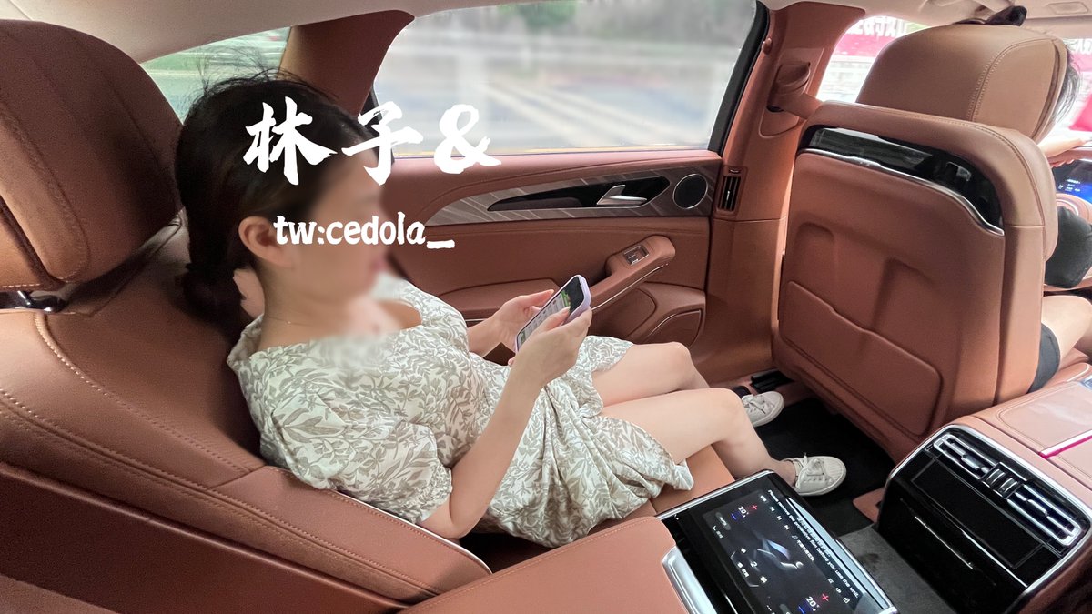 晚上带老婆去吃饭，没想到碰到她领导，刚吃一会儿就说要过去做个陪。吃完饭去洗脚发现老婆没穿内内。回家边干边问才知，她领导趁吃饭的功夫直接拉她去车上干了一炮，顺便把内内收走了，还说这种机会干起来很刺激。我说干脆下回让你领导当我面干你岂不是更刺激。老婆下面顿时一紧，摇着屁股开始浪叫。 https://t.co/VVV4UJOeey