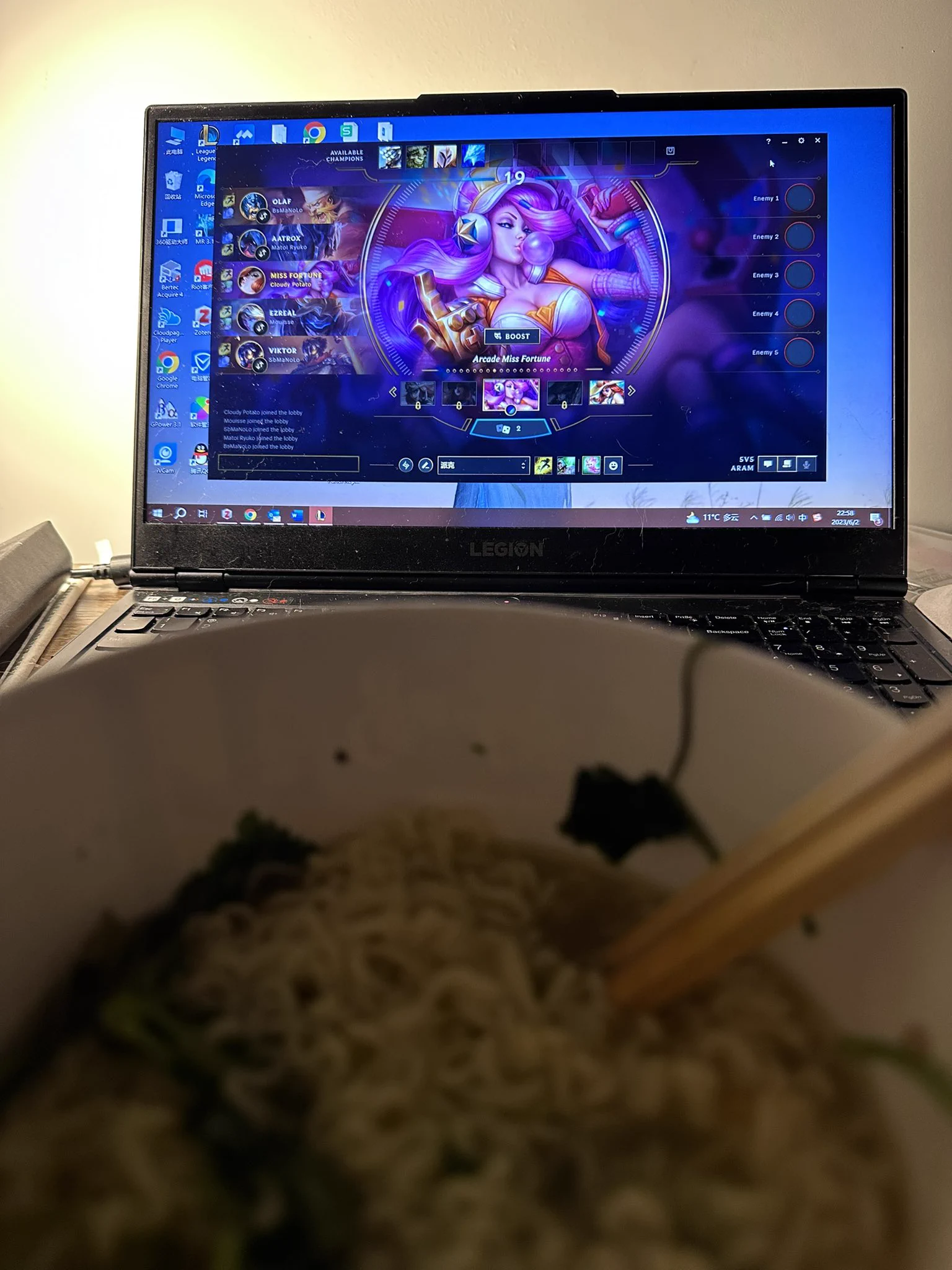 本来困得要死，又很饿，用最后的力气爬起来煮了一碗泡面。现在吃完了撑得睡不着… https://t.co/LQuxMSMOh1