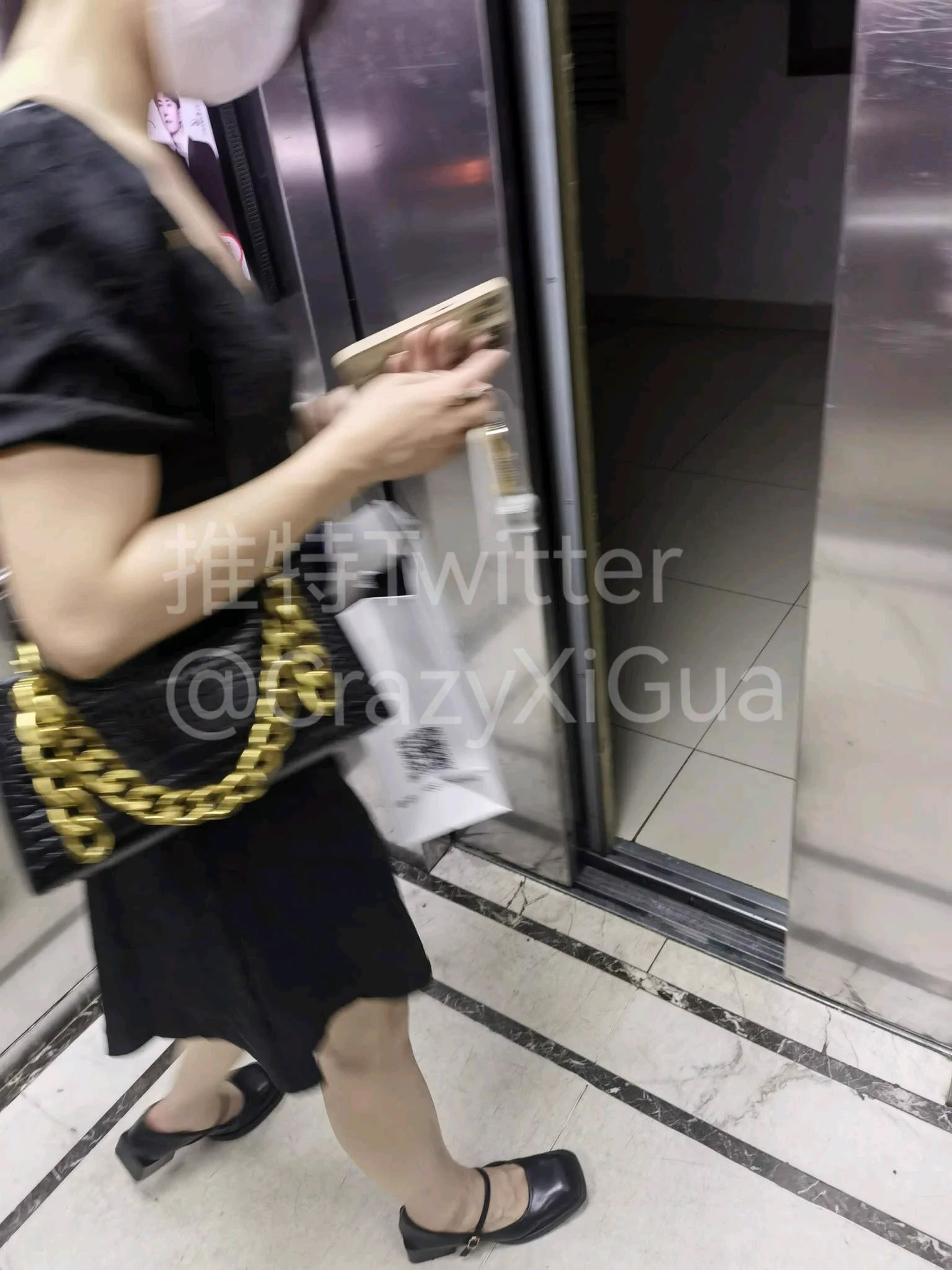 扫楼撤退在停车场碰到的，火速掉头跟上，各位推友来鉴定一下穿丝了没？#扫楼 #扫楼打胶 #玩鞋 #丝袜 #尾随 https://t.co/iufWfo0n4q