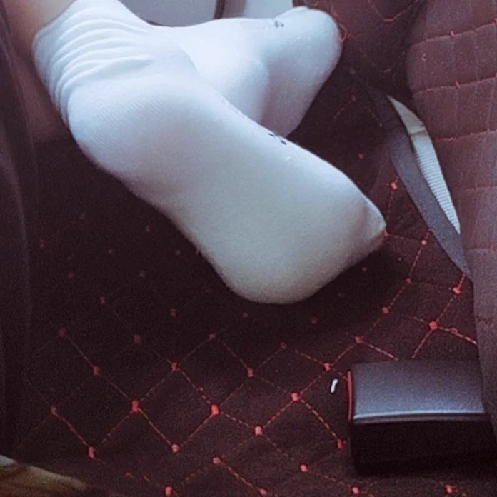 想被棉袜闷在脸上吗？♡傻逼贱狗♡妈妈在车上歇着，你在脚底给妈妈当垫子哦♡#atm奴 #报销奴 #榨金 #吐钱 #女性崇拜 #女s #上贡 #洗脑 #羞辱 #压榨 #findomgoddess #paypig #findom #白袜 #女大 #恋足 #足控 https://t.co/hGRa9wyHMt