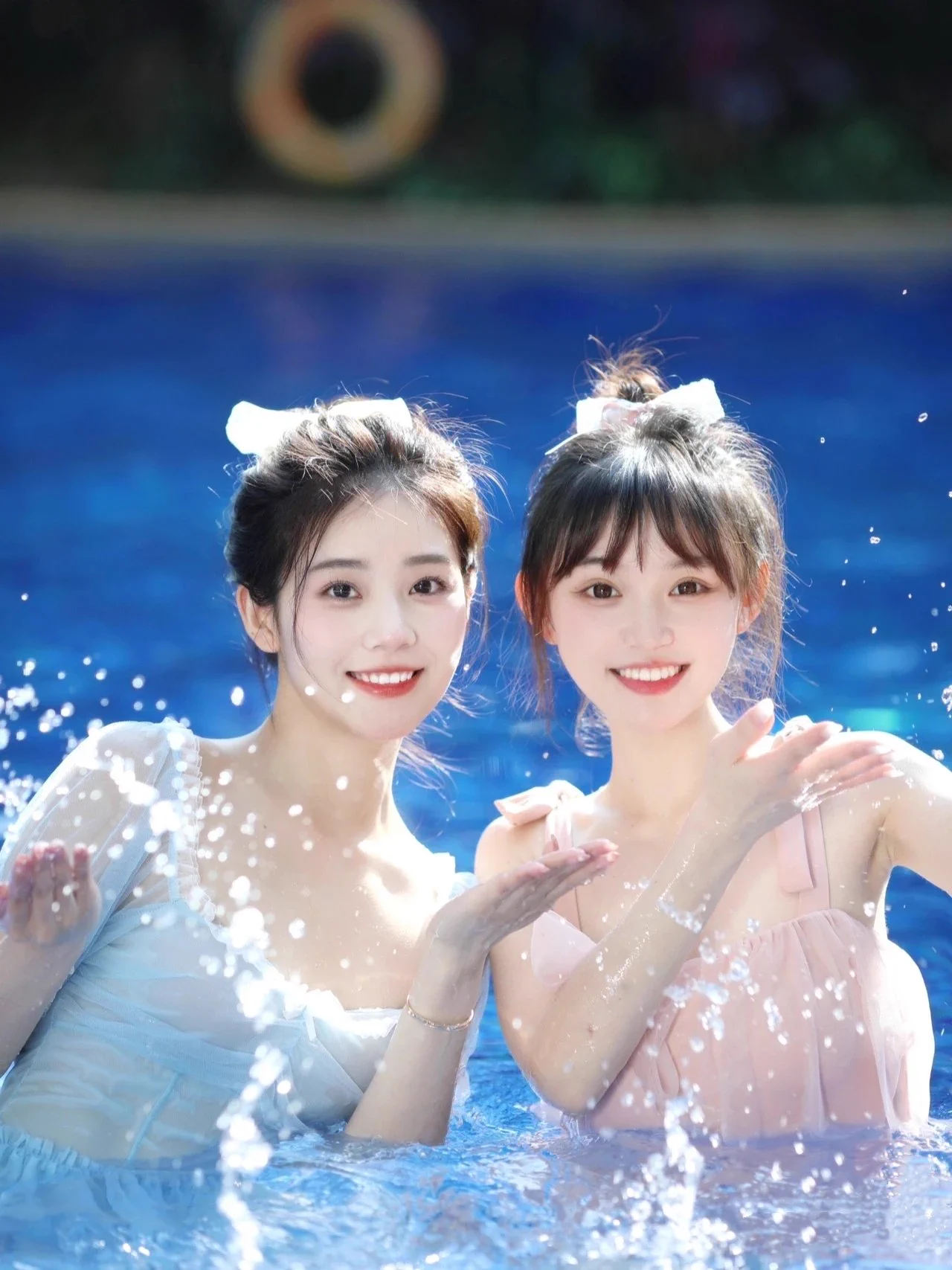 Swimming with my sister👙清凉一夏，双人游泳是最大的快乐😘 https://t.co/gcb8UdyBrB