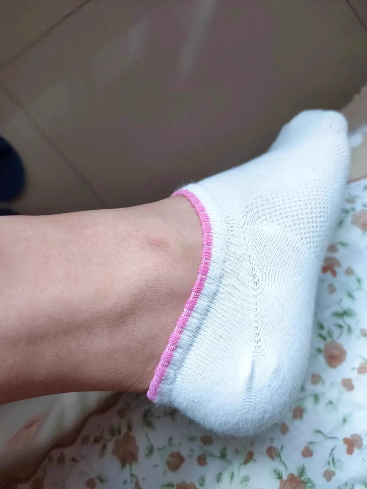 【高三特辑】抓住高考的尾巴运用自己多年没用的话术一下午的时间加了三个刚刚高考的女孩，这就是女孩们认识很脏的白袜🤔🤔这岂不是刚刚好，刚刚高考后的那种迷茫，18岁真的是一个分水岭。大学之后的女孩脚踝和高中女孩真的不一样。嫩的让人舍不得打。 https://t.co/SzXmcH67up
