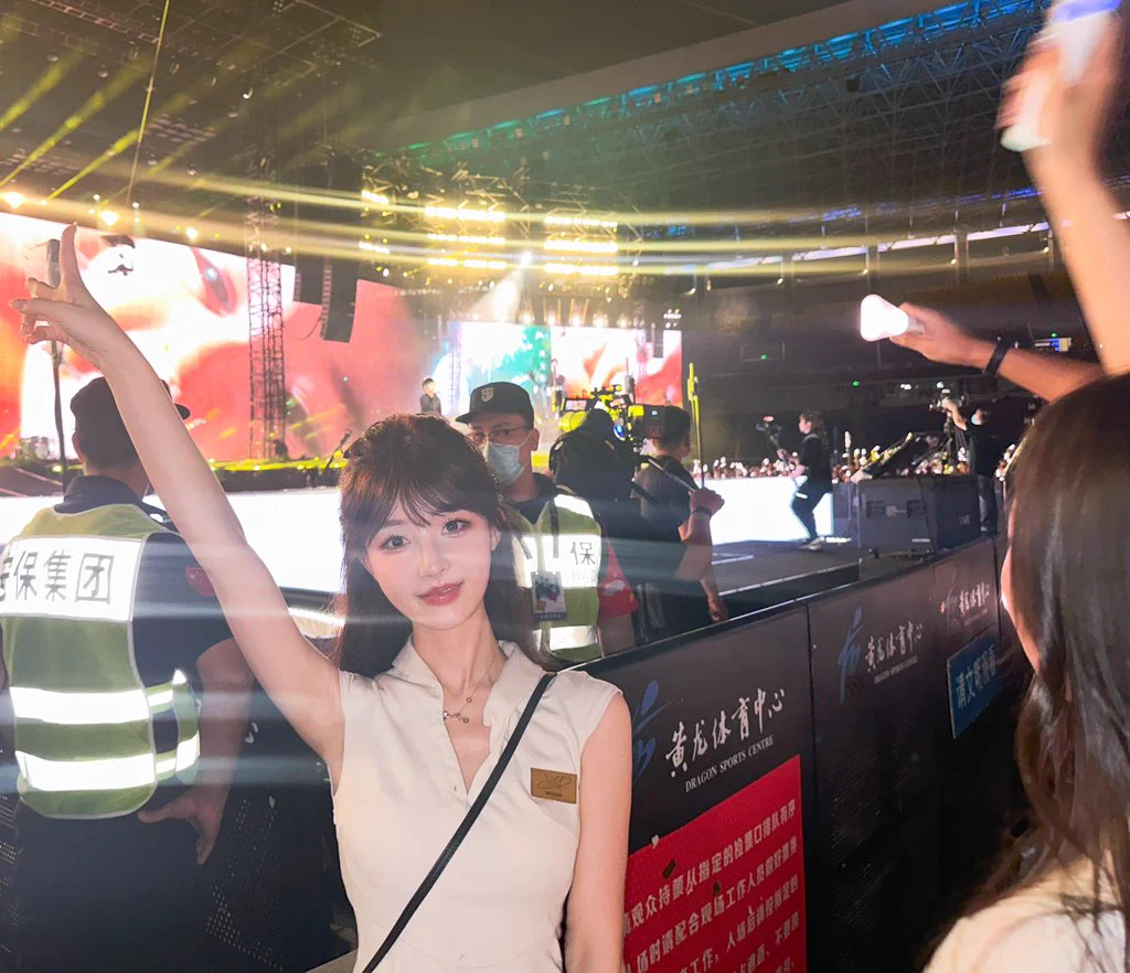 我以为今天我会被感动哭 结果没想到是被手机飞过来砸哭的 谢谢你 手机侠 让我哭着听完了《倔强》我爱五月天🫵 https://t.co/8PmGVCXANM