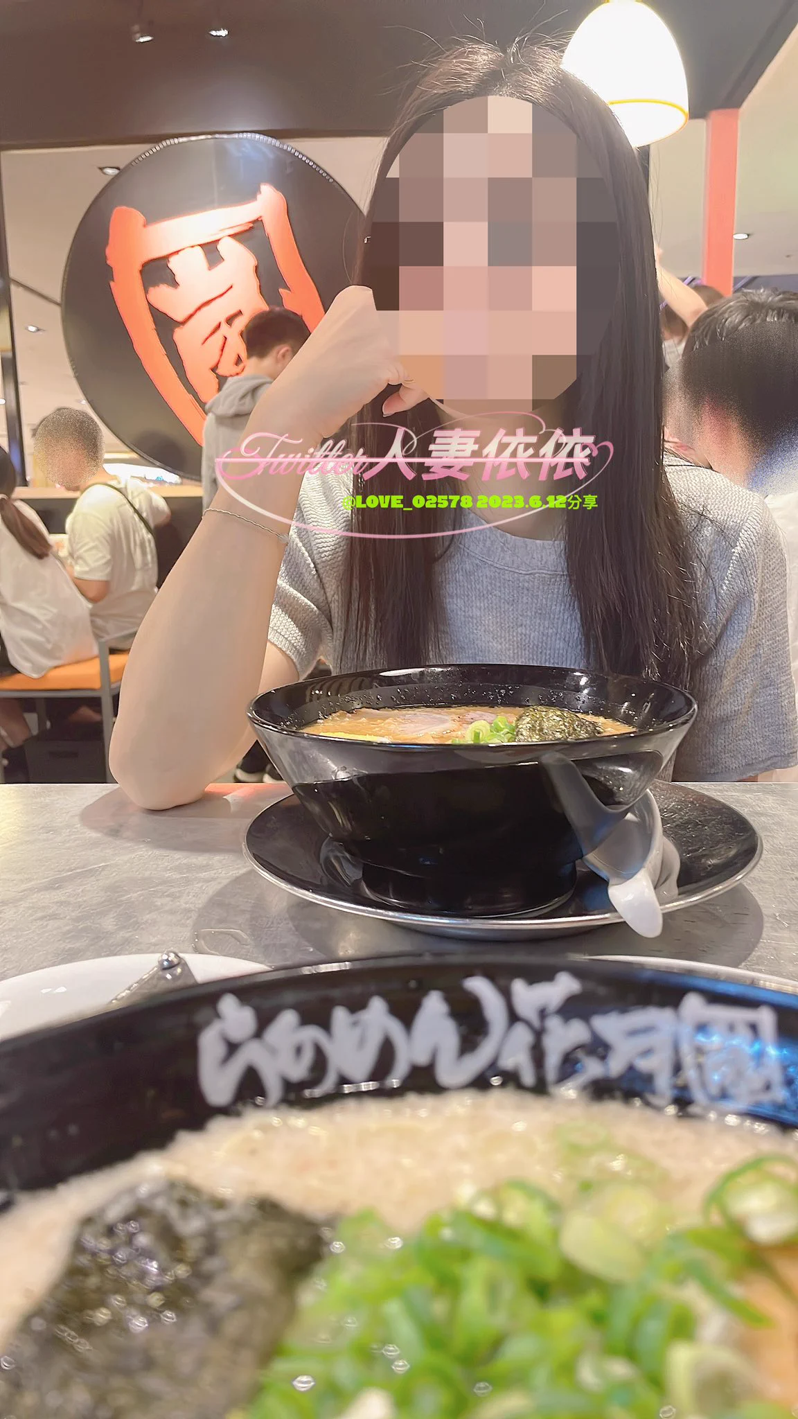 我吃飽了，等一下回去準備讓弟弟妹妹吃飽😄順便叫老公幫我雙腿題字，好奇這次老公會參考誰的呢？@LOVE02578 https://t.co/osCth6SjeH