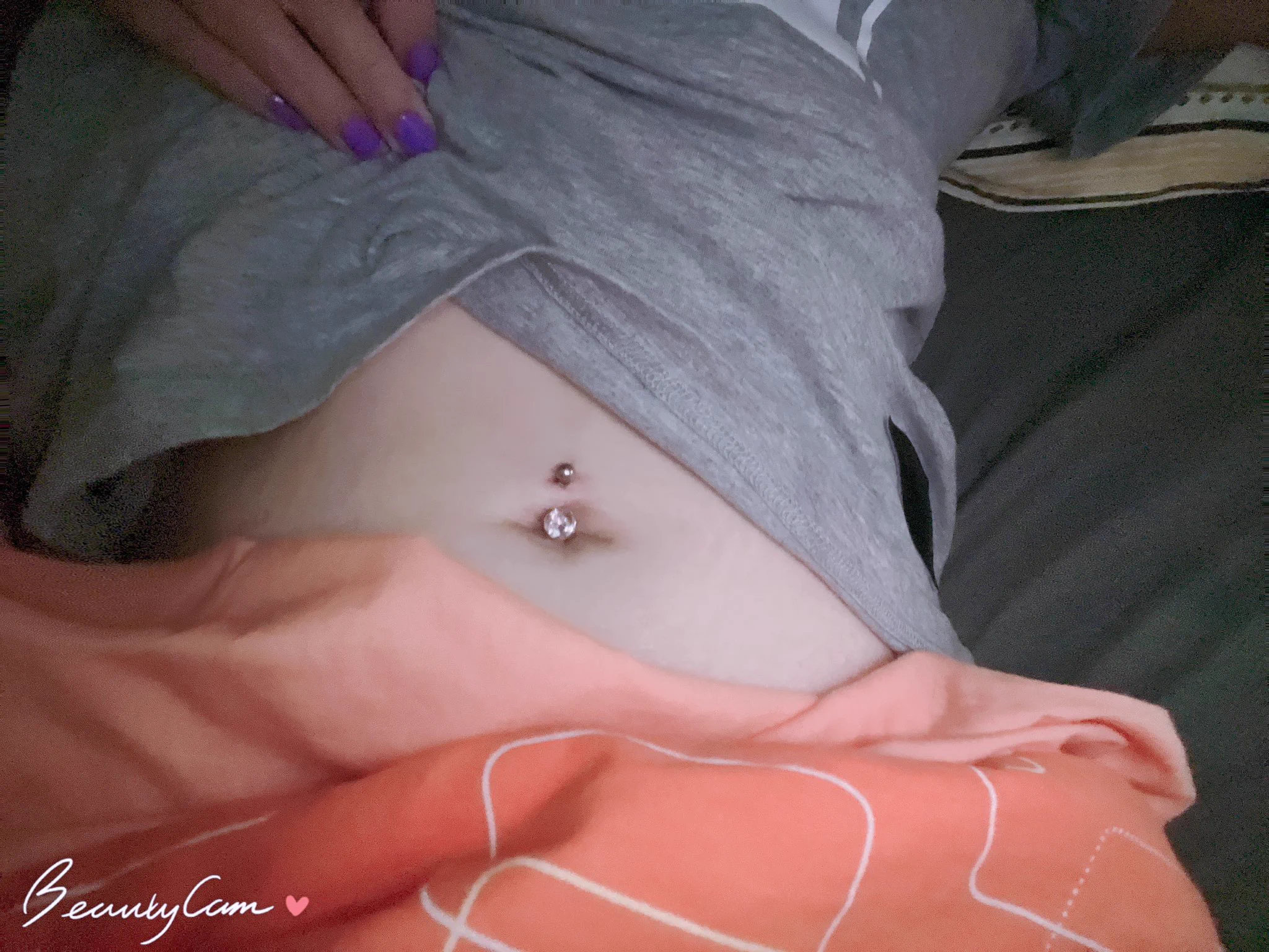 夏天到了今天去找了一個美女老闆娘是施打，第一次打手打肚臍環沒那麼痛又快速，（可能她真的太漂亮忘了疼痛😆），開心終於又能見人了，一直對我的肚臍不是很滿意，因為曾經動過手術，手術都是從肚臍所以有一點疤，終於可以遮住了。 https://t.co/FmCSsDG2Ga