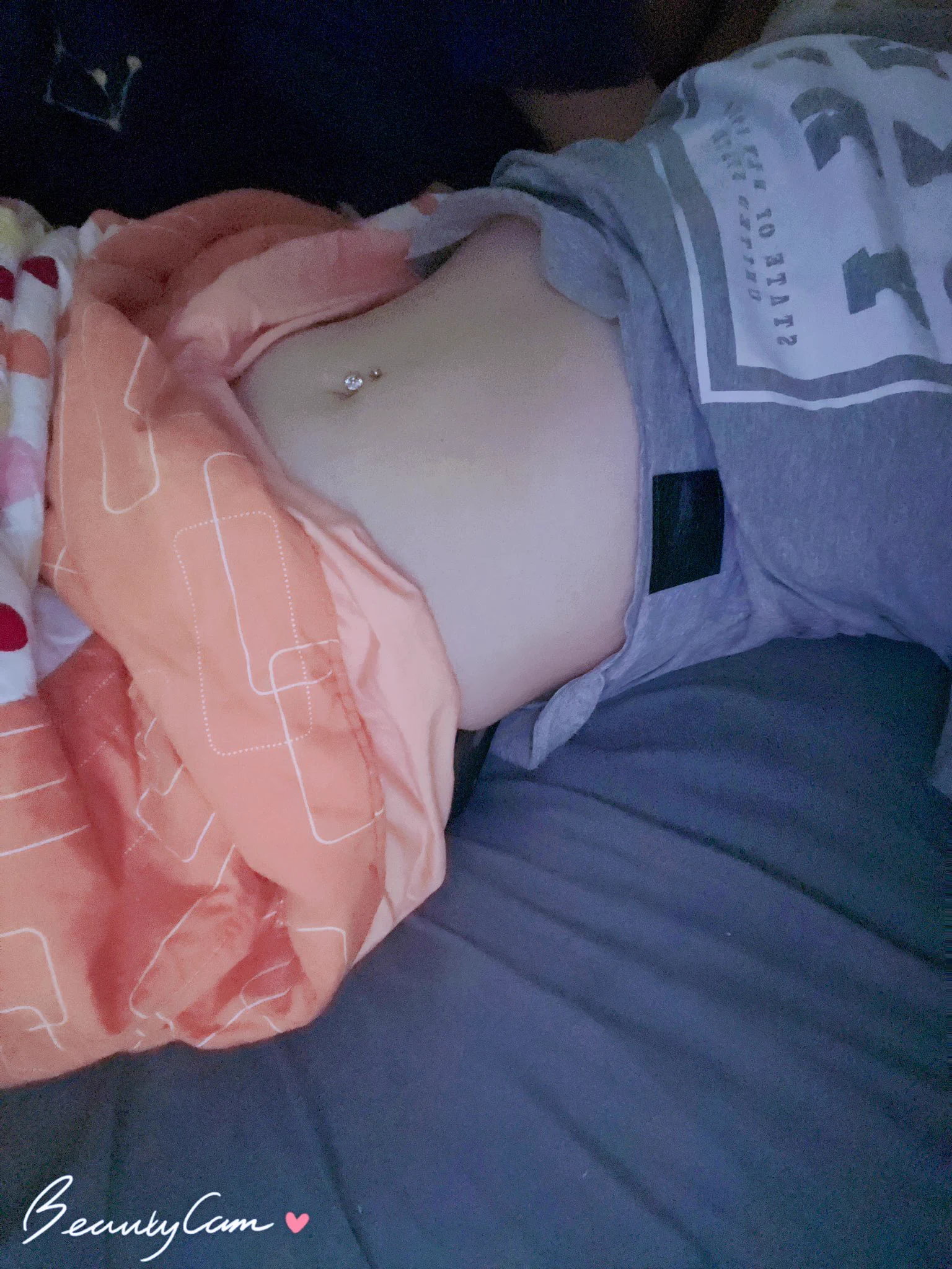 夏天到了今天去找了一個美女老闆娘是施打，第一次打手打肚臍環沒那麼痛又快速，（可能她真的太漂亮忘了疼痛😆），開心終於又能見人了，一直對我的肚臍不是很滿意，因為曾經動過手術，手術都是從肚臍所以有一點疤，終於可以遮住了。 https://t.co/FmCSsDG2Ga