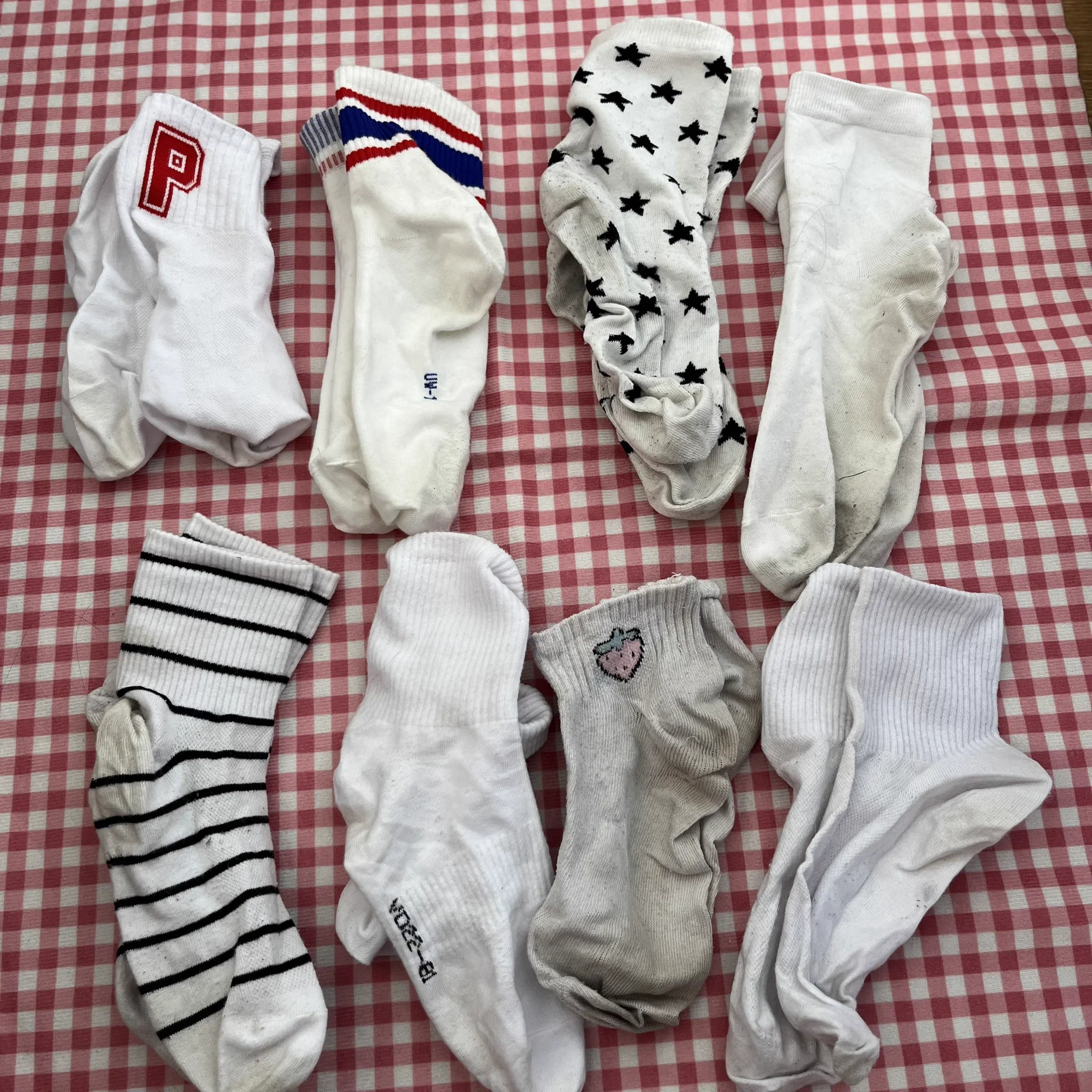 【寝室系列】图一的妹子上本地一个艺术学院女孩，她的学校也是我的收袜地之一，最喜欢去专科学校和和艺术学校。那里的女孩对自己的白袜真的无所谓。都很愿意拿出来给我。但是综合性二本以上的大学。进去寝室都是少见多怪，以为我们要骗她们。（而且美女少）真的懒的去。🤔🤔 https://t.co/6eqcHHRszo