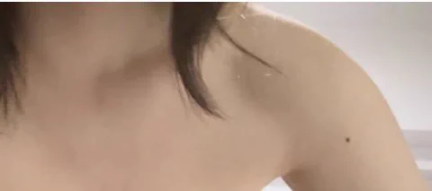 @bushiwanzi 丸！我发现我们的手臂上都有一颗痣！ https://t.co/S05QrQmWAV