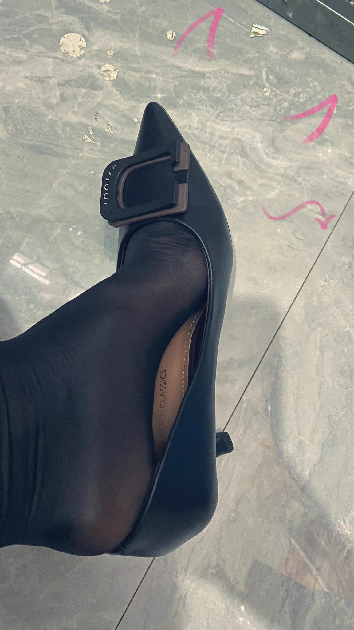 🎀找个没人的角落，翘个缝跑跑味，今天的黑丝袜穿厚了，脚底板都湿了，好酸🤭。 https://t.co/h56BndzXoq
