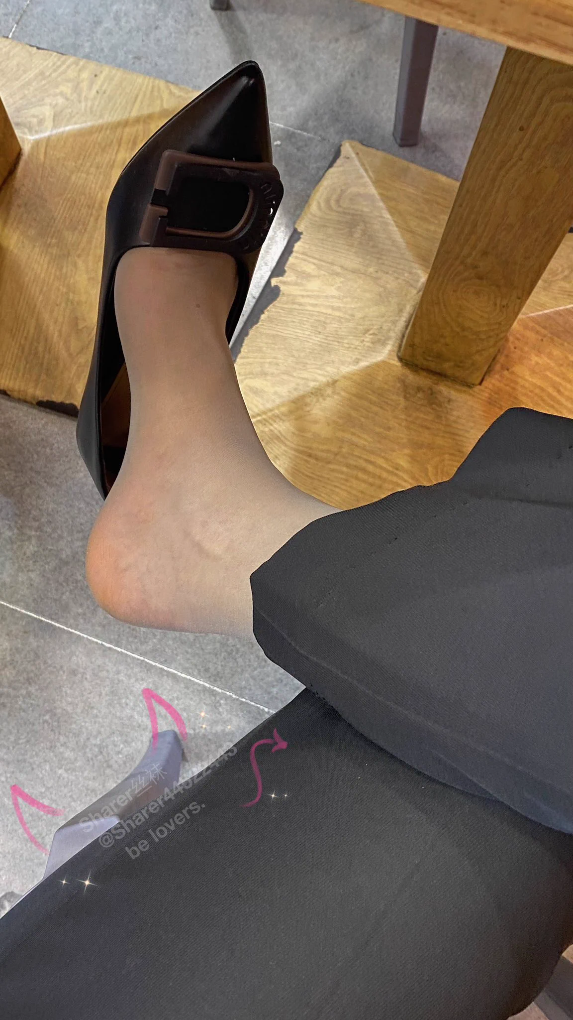 🎀都说上班时穿的丝袜最酸臭，这是真的… 只有在厕所才敢肆无忌惮的脱掉鞋子晾晾脚… https://t.co/W6950rC6kL