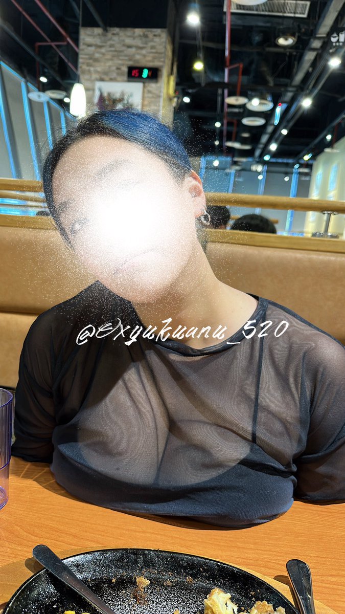 騷母狗出門吃午餐！
穿的若隱若現！
方便露出的衣服～
說是有禮物！
原來上次的手機殼做好了😳😳
還帶了出門🫣
這種羞恥法～
把手機擺桌上路人經過都側目😳
#露出人妻
#淫蕩手機殼
@tw_publicnudes https://t.co/KP1wfmPnmc
