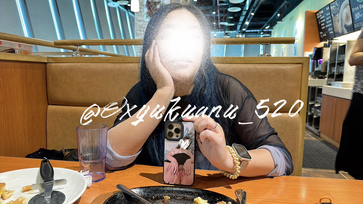騷母狗出門吃午餐！
穿的若隱若現！
方便露出的衣服～
說是有禮物！
原來上次的手機殼做好了😳😳
還帶了出門🫣
這種羞恥法～
把手機擺桌上路人經過都側目😳
#露出人妻
#淫蕩手機殼
@tw_publicnudes https://t.co/KP1wfmPnmc