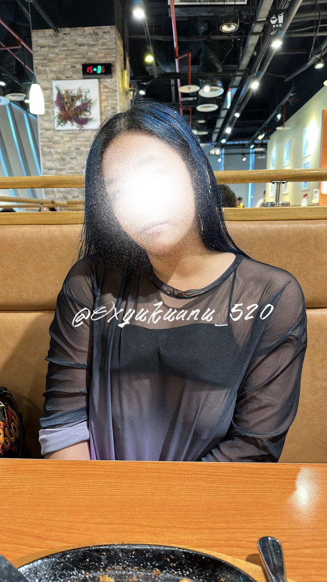 騷母狗出門吃午餐！
穿的若隱若現！
方便露出的衣服～
說是有禮物！
原來上次的手機殼做好了😳😳
還帶了出門🫣
這種羞恥法～
把手機擺桌上路人經過都側目😳
#露出人妻
#淫蕩手機殼
@tw_publicnudes https://t.co/KP1wfmPnmc