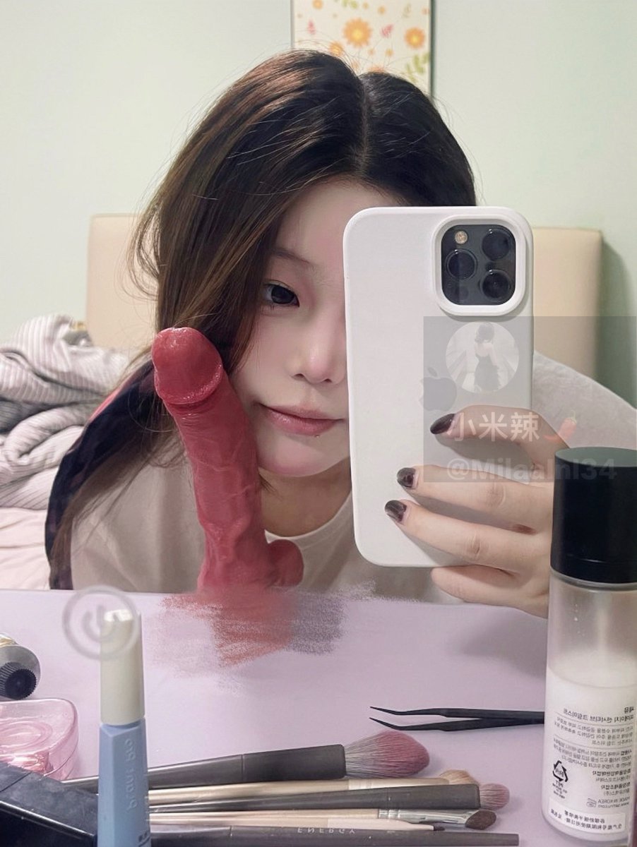 这是我第一次公开露脸哦，谢谢粉丝宝贝送给我的电动鸡巴，我已经迫不及待的想坐在上面啦，今晚我就会用这个鸡巴把自己的骚屄给搞到喷水，这次我只会给前一百个点赞留言的宝贝私信发自慰视频，因为露脸，本帖三天内有效哦📸 https://t.co/gNFI6lhbEc