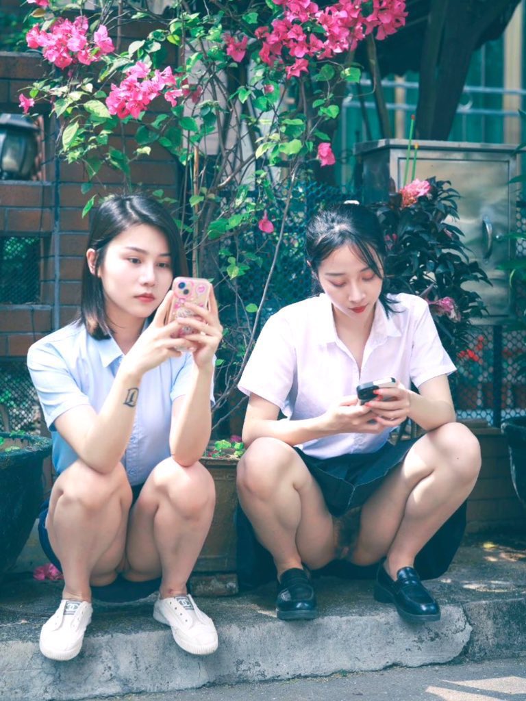 哪一個姿勢比較好看？ 
給我調投票我要來擺一下。
1.蹲著
2.站著 https://t.co/vqj2PywTjs