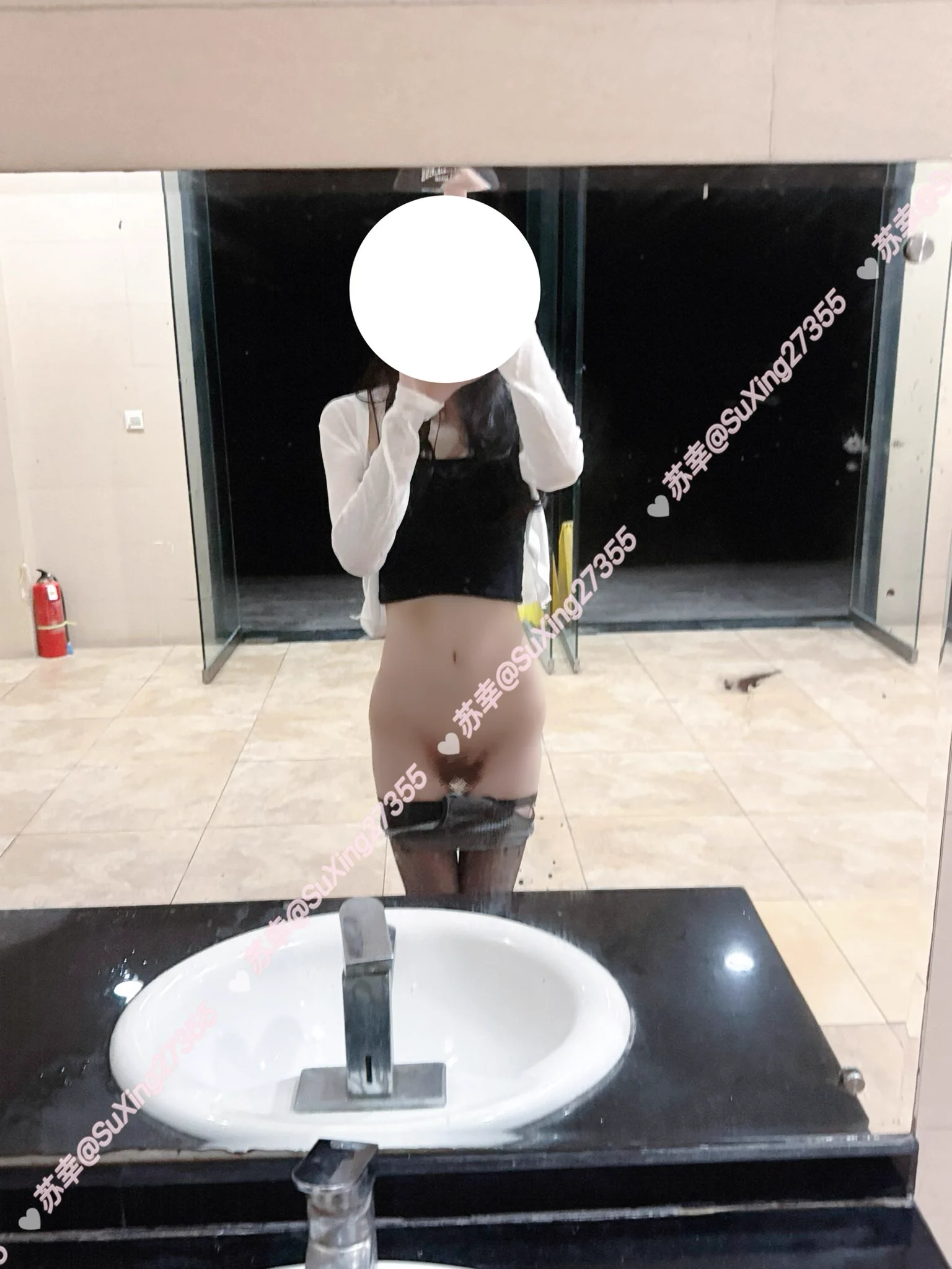 打码or不打码
露出前：这样穿会不会太露了啊…
露出后：穿太多了全脱掉！
保洁阿姨看着我要脱衣服就走了
投稿@luchu888 
#露出 #露出勾引 #露出任务 https://t.co/dWiUlInc8N