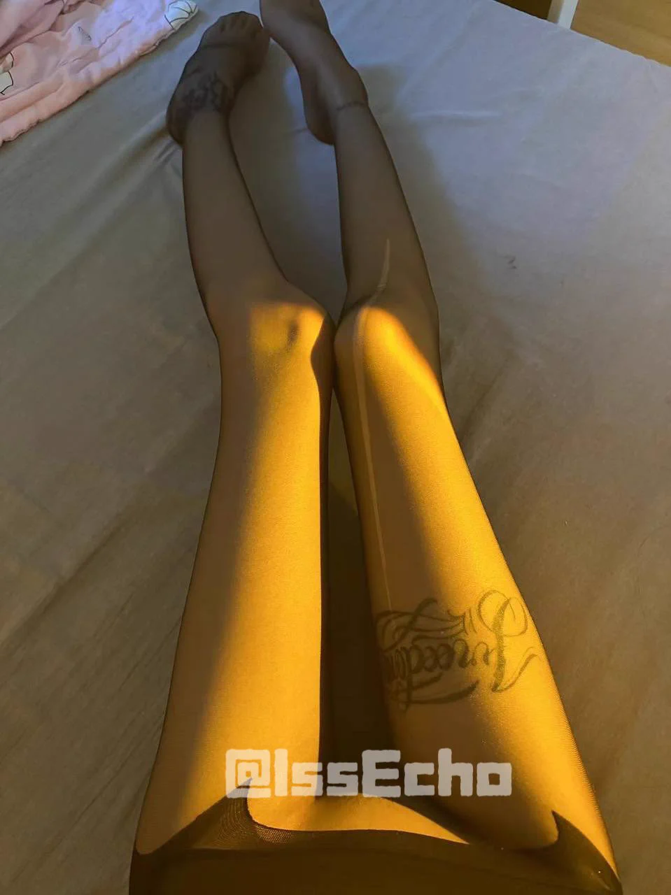 🧦：绫-黑标「云缎™·纤」
ps（勾丝不是袜子质量问题是特意勾丝这样拍照发推看上去更欲袜子质量是真的很好很丝滑）#绫LingTouch @linglingerie0 https://t.co/39h8dGzn90