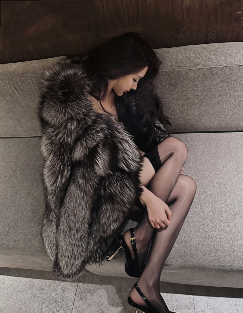 三人行之皮草里面是真空 https://t.co/fy4K6FmihA